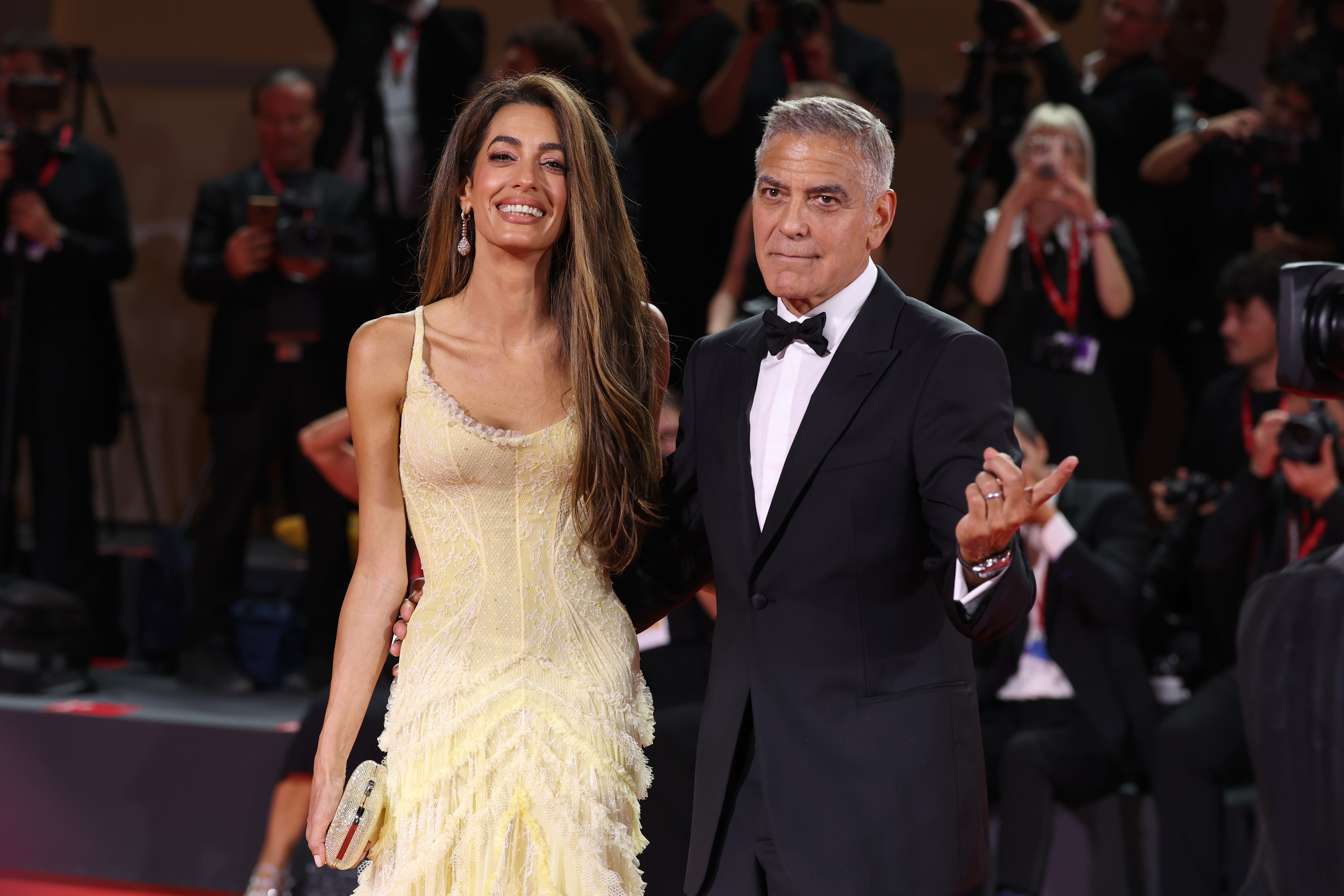 Amal y George Clooney en el estreno de "Wolfs" durante la 81ª edición del Festival Internacional de Cine de Venecia | Fuente: Getty Images