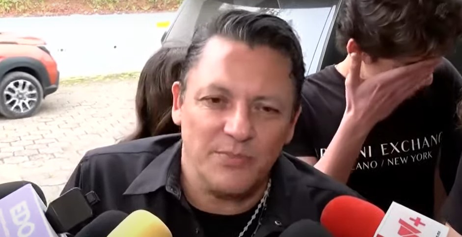 Javier, hijo de Paquita la del Barrio, habla con los medios tras la muerte de su madre. | Foto: YouTube/Imagen Entretenimiento