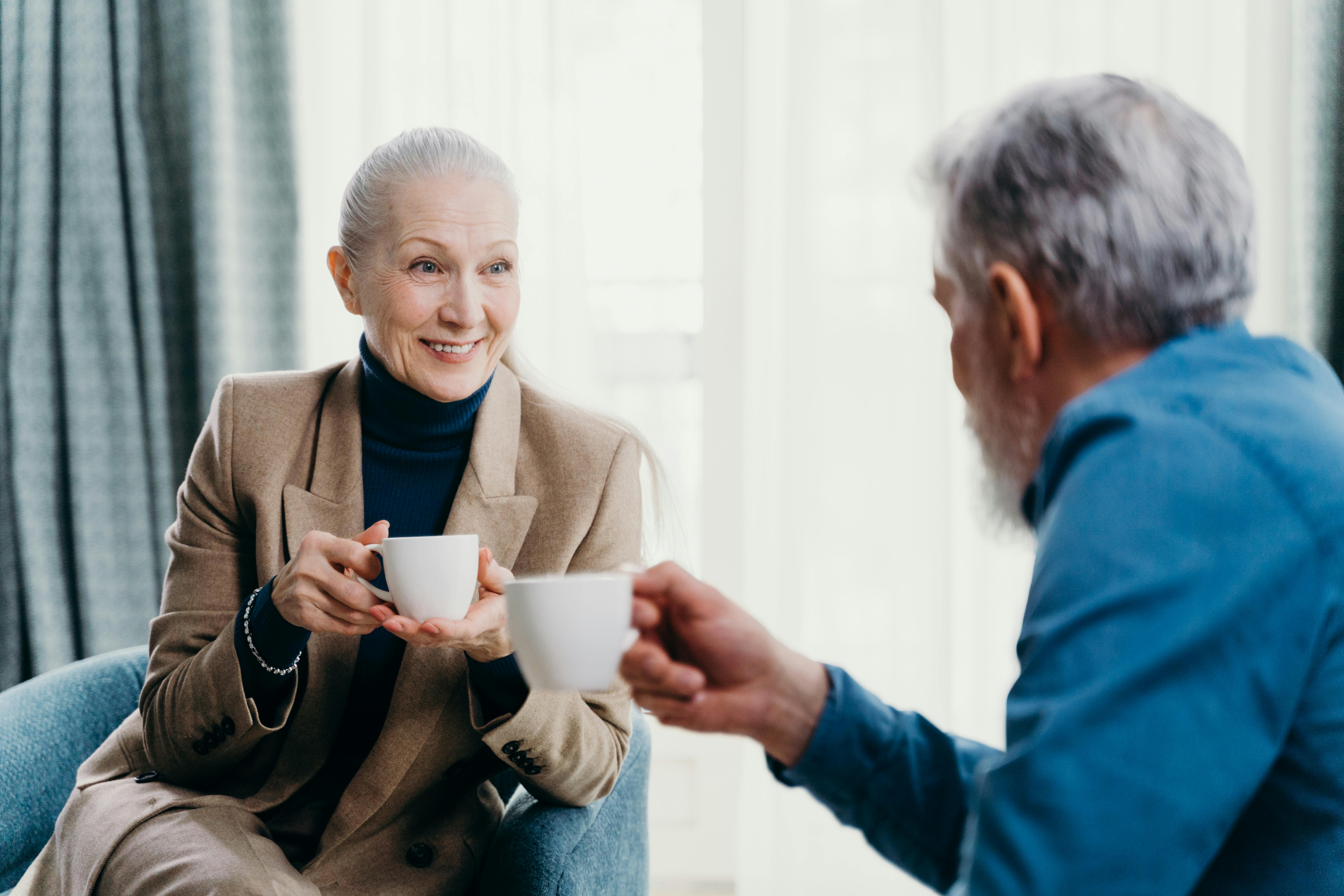 Una pareja de ancianos hablando | Fuente: Pexels