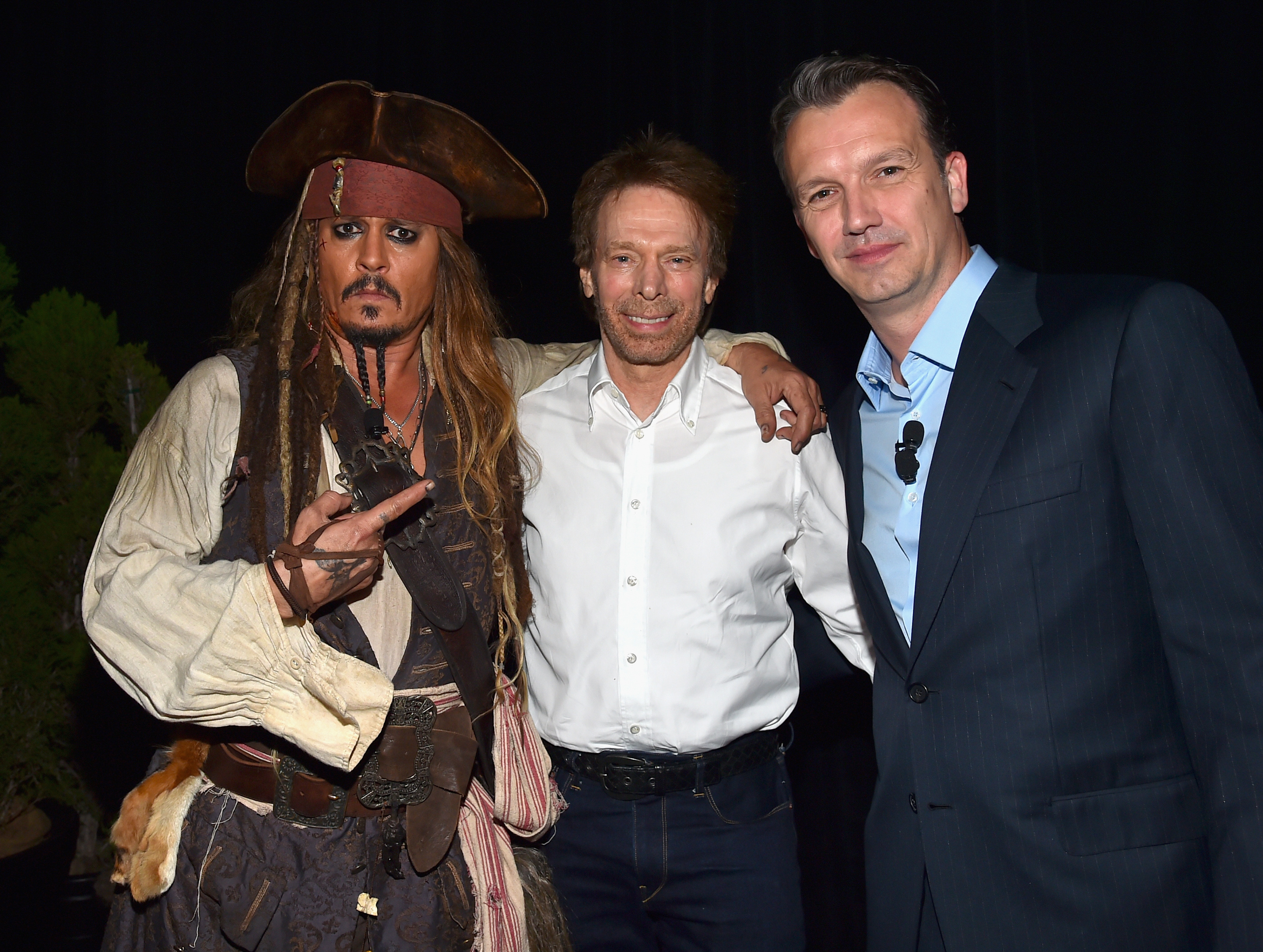 Johnny Depp como el Capitán Jack Sparrow, con Jerry Bruckheimer y Sean Bailey en la presentación "Worlds, Galaxies, and Universes: Live Action at The Walt Disney Studios" en la D23 Expo de Anaheim, California, el 15 de agosto de 2015 | Fuente: Getty Images