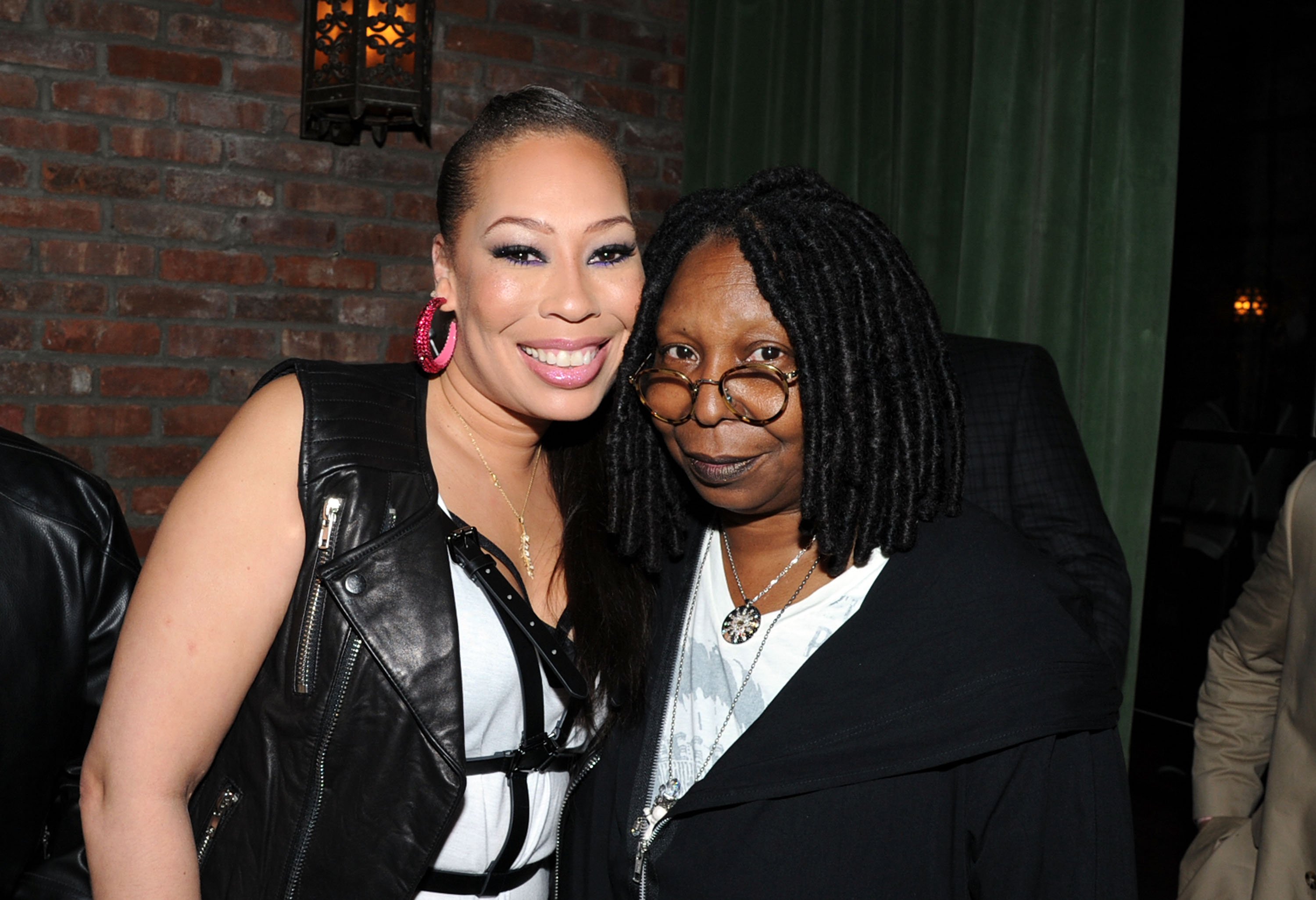 La actriz Alex Martin y su madre Whoopi Goldberg asisten a la celebración del 40 cumpleaños de Alex Martin en The Bowery Hotel el 9 de mayo de 2014 en Nueva York┃Fuente: Getty Images