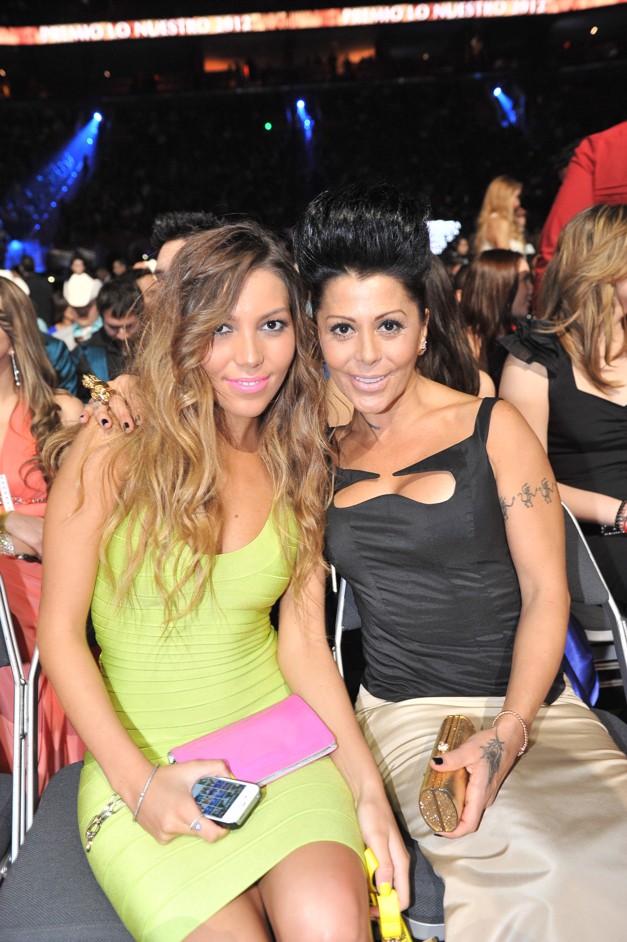 Frida Sofía y Alejandra Guzmán (d) en la audiencia en el Premio Lo Nuestro a La Música Latina en el American Airlines Arena el 16 de febrero de 2012 en Miami, Florida. | Fuente: Getty Images