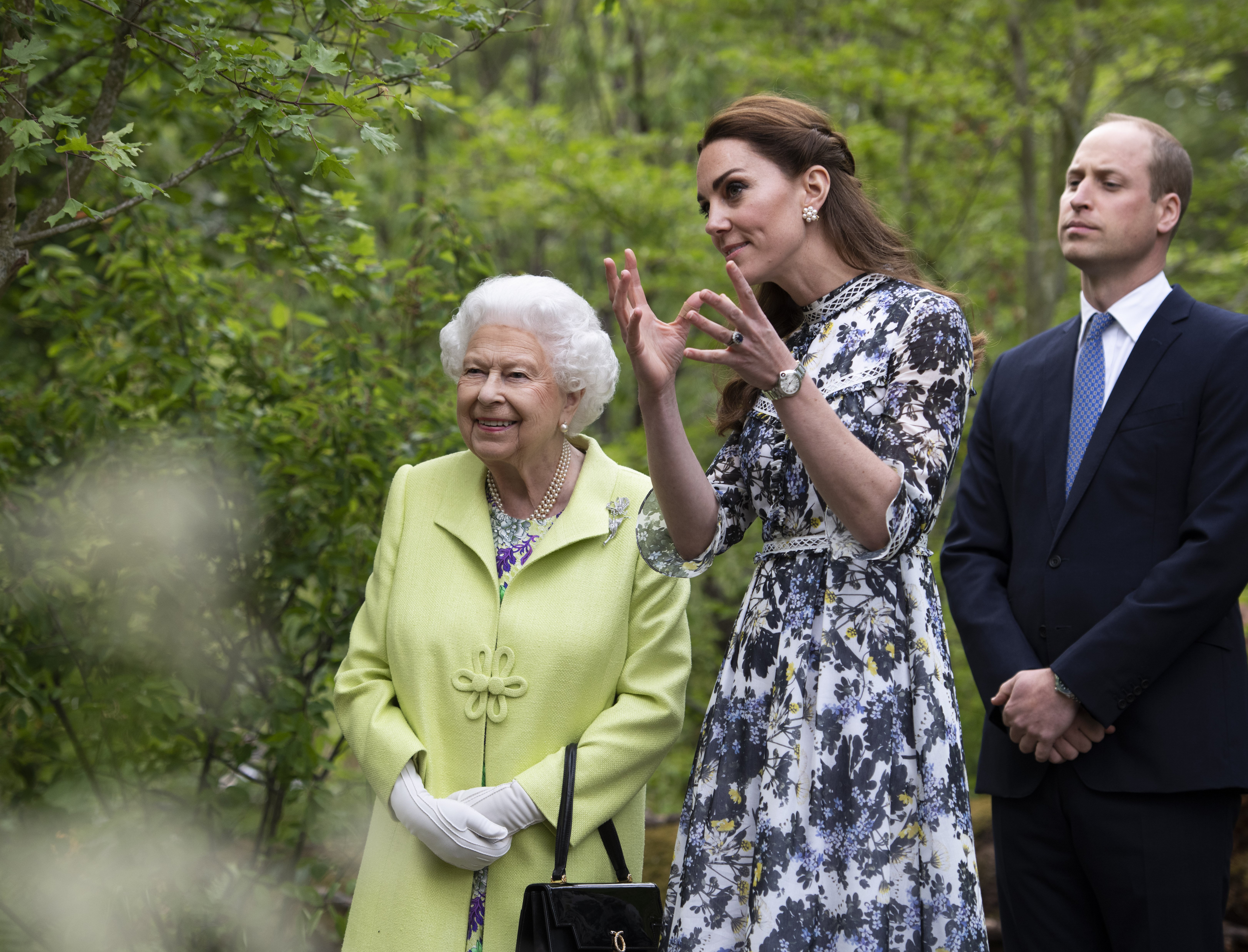 La reina Elizabeth II se muestra alrededor de 'Back to Nature' del príncipe William y Kate, duquesa de Cambridge en el Chelsea Flower Show el 20 de mayo de 2019, en Londres, Inglaterra.| Foto: Getty Images