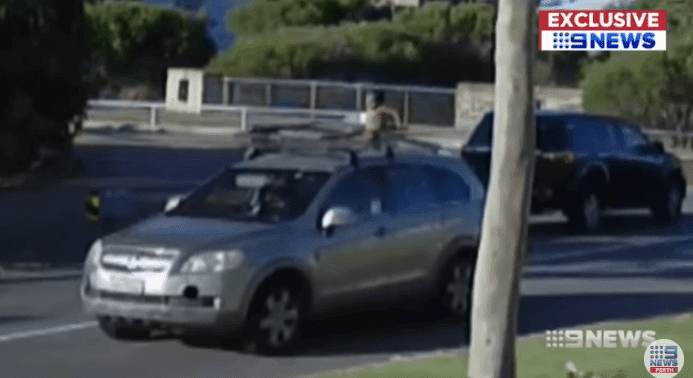 Niño montado en el techo de un carro. | Imagen tomada de:YouTube/ Nine News Perth