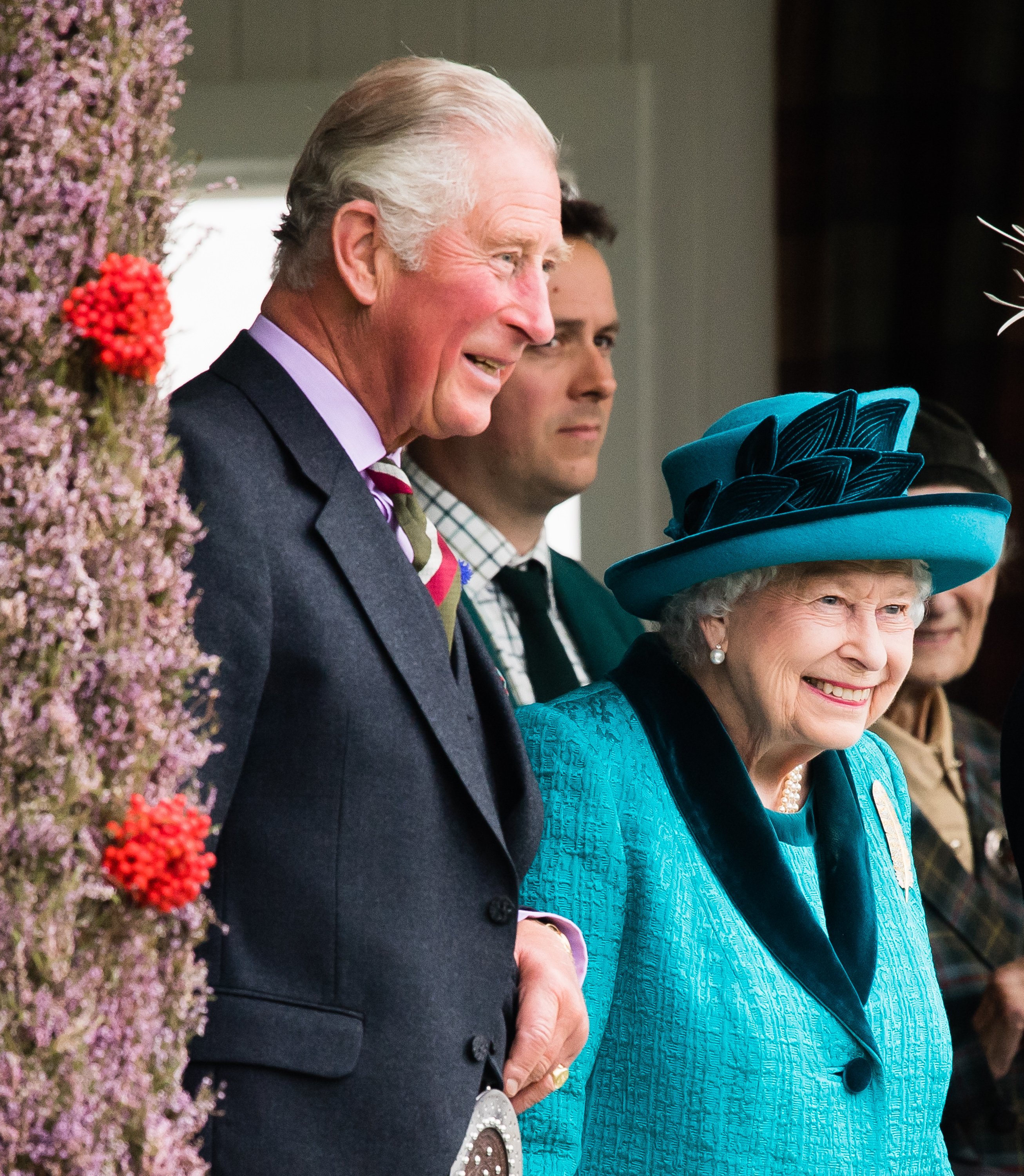 El príncipe Charles y la reina Elizabeth II en la reunión Braemar Highland, en el Parque Conmemorativo de la Princesa Real y el Duque de Fife, el 1 de septiembre de 2018 en Braemar, Escocia. | Foto: Getty Images