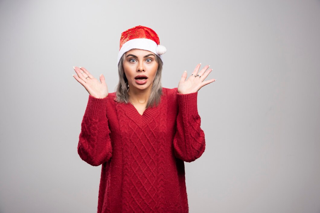 Una mujer sorprendida con un sombrero festivo | Fuente: Pexels