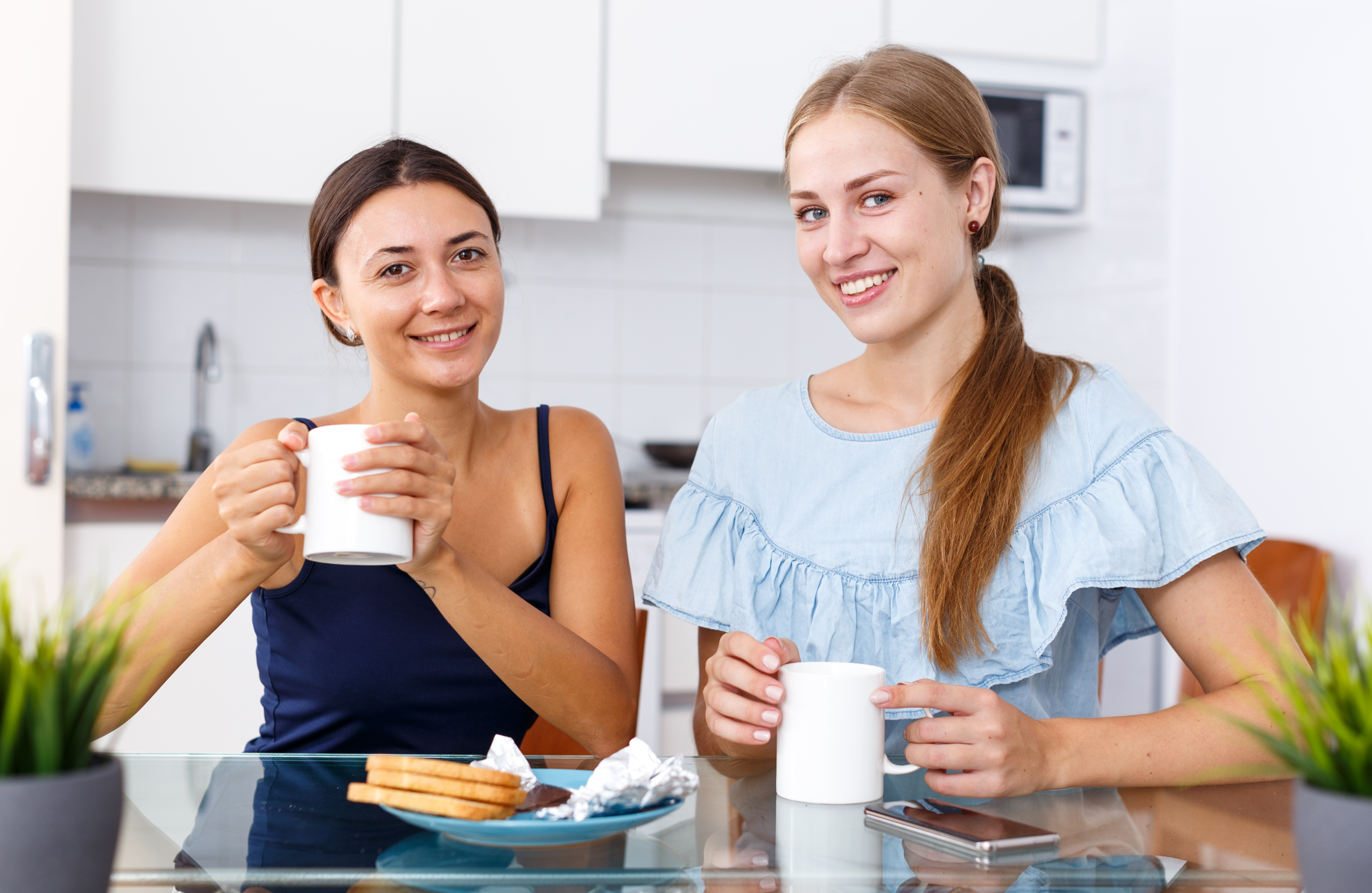 Dos mujeres disfrutando juntas del desayuno | Foto: Shutterstock