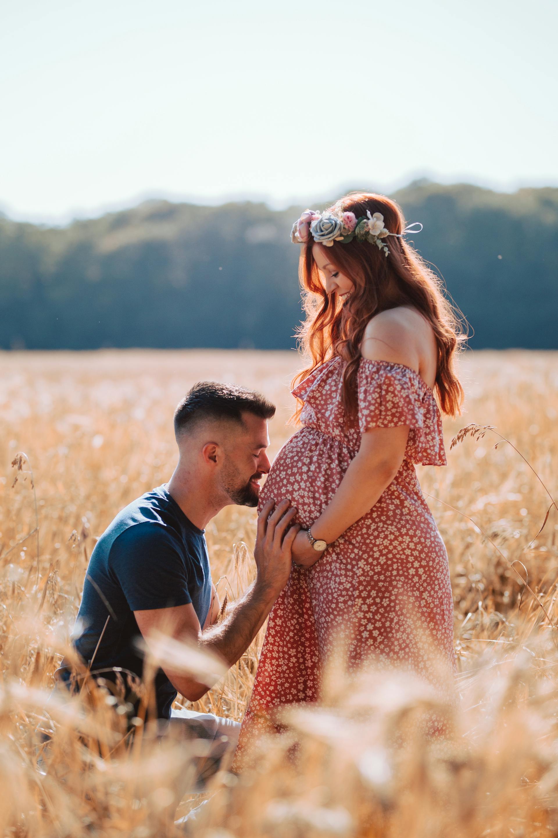 Un hombre besando la barriga de su mujer embarazada | Foto: Pexels
