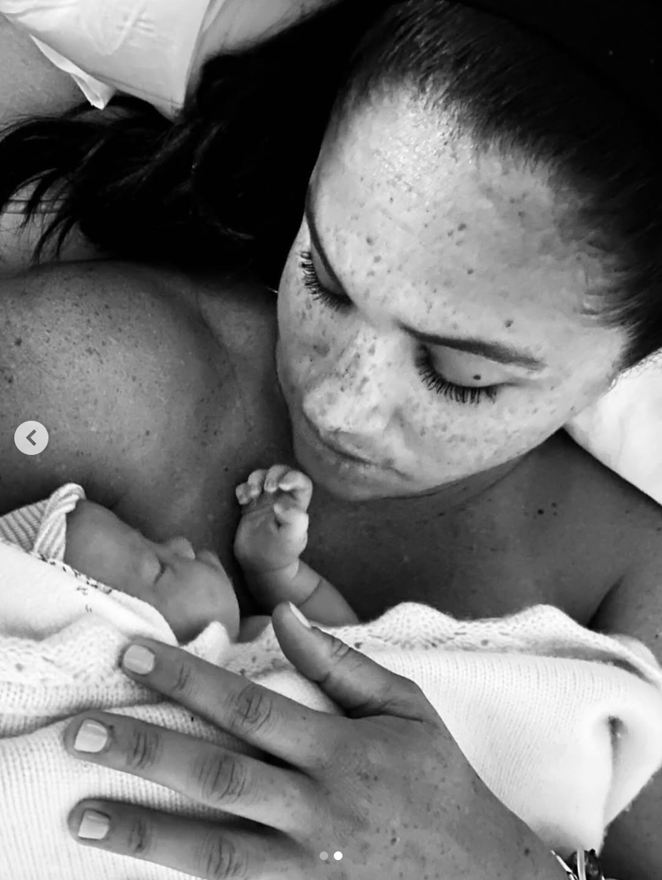 Meghan Markle aparece sosteniendo a la bebé Lilibet contra su pecho, en una foto fechada el 4 de junio de 2025 | Fuente: Instagram/meghan