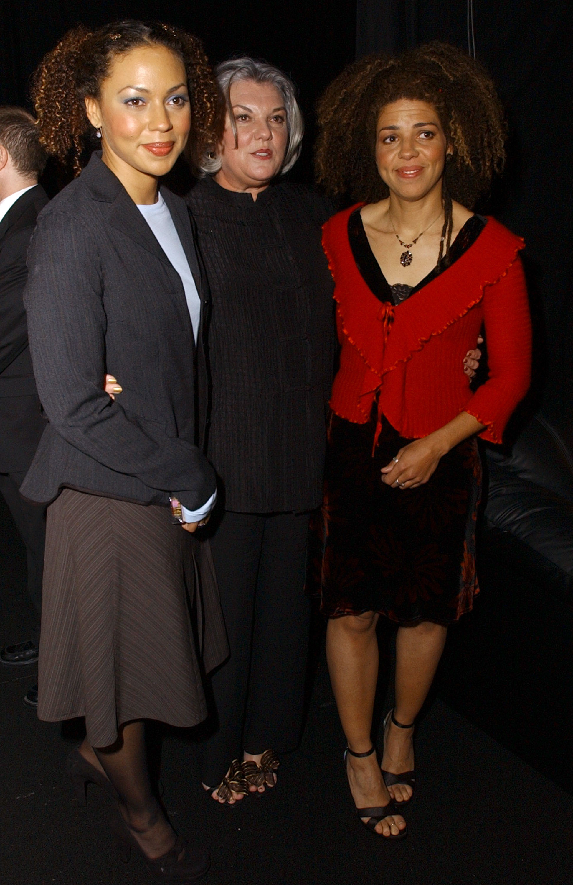 Tyne Daly con sus hijas durante la 10.ª edición de los Premios del Sindicato de Actores, el 22 de febrero de 2004, en Los Ángeles, California. | Fuente: Getty Images