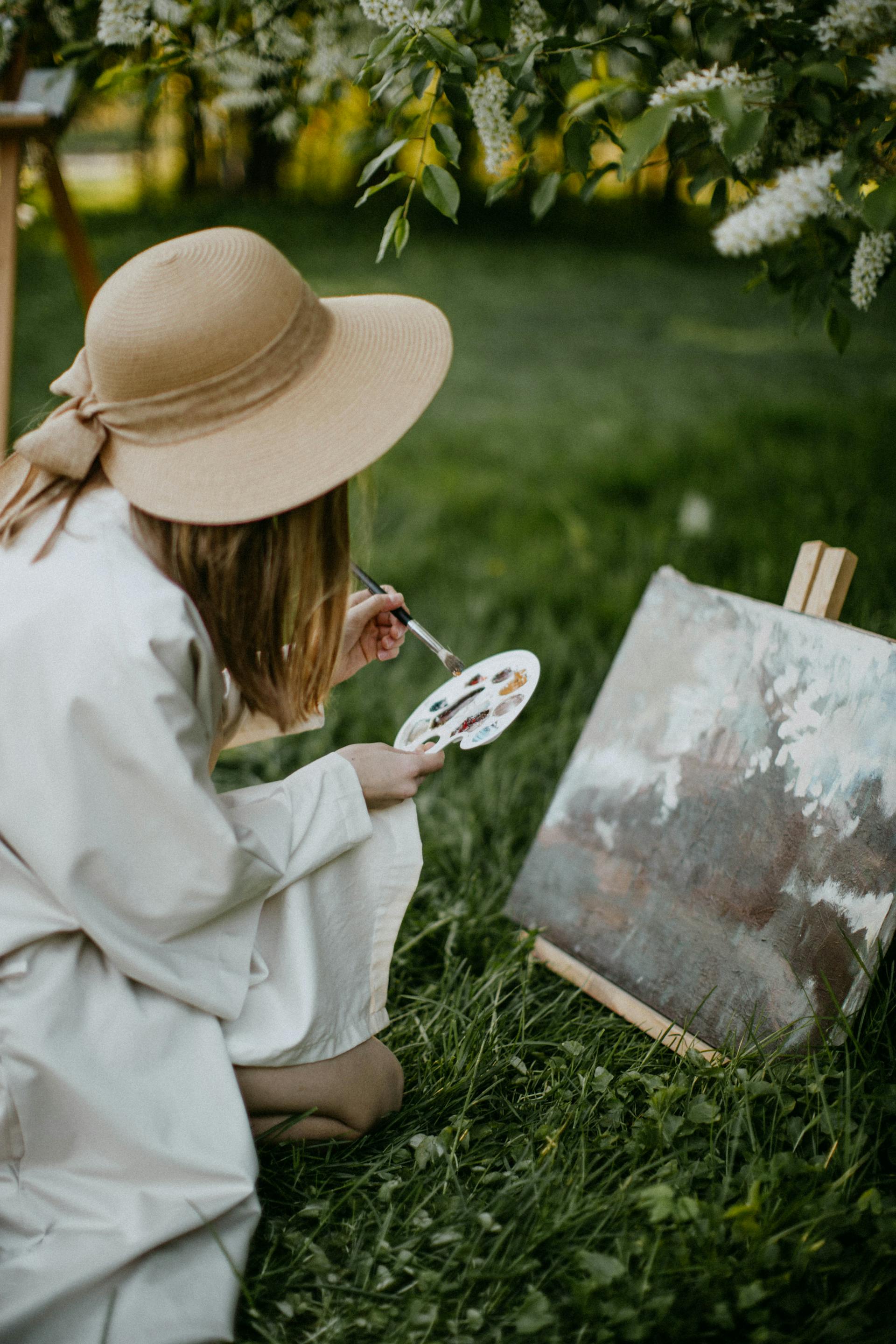 Una mujer pintando al aire libre | Fuente: Pexels