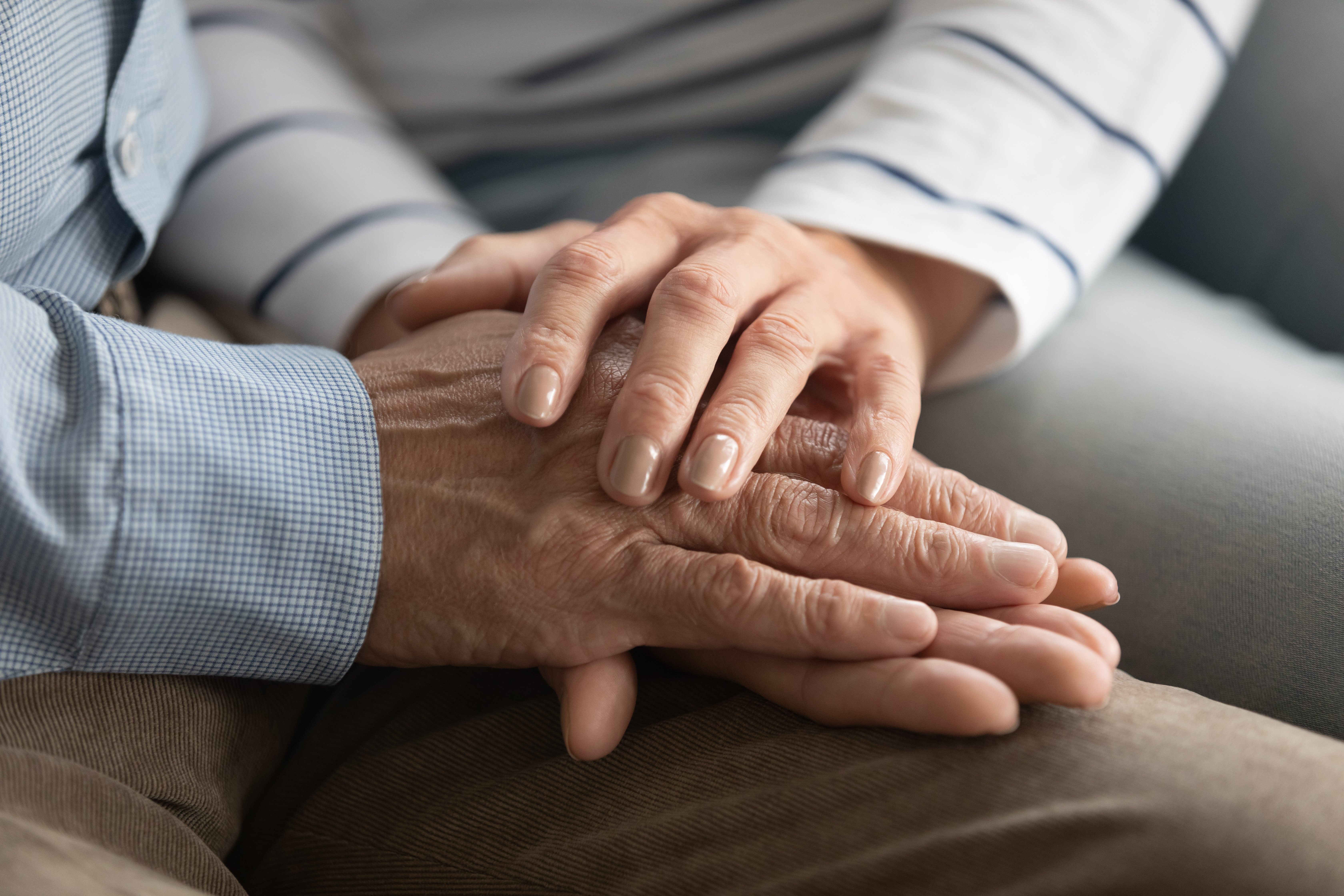 Adultos mayores tomados de las manos. | Foto: Shutterstock