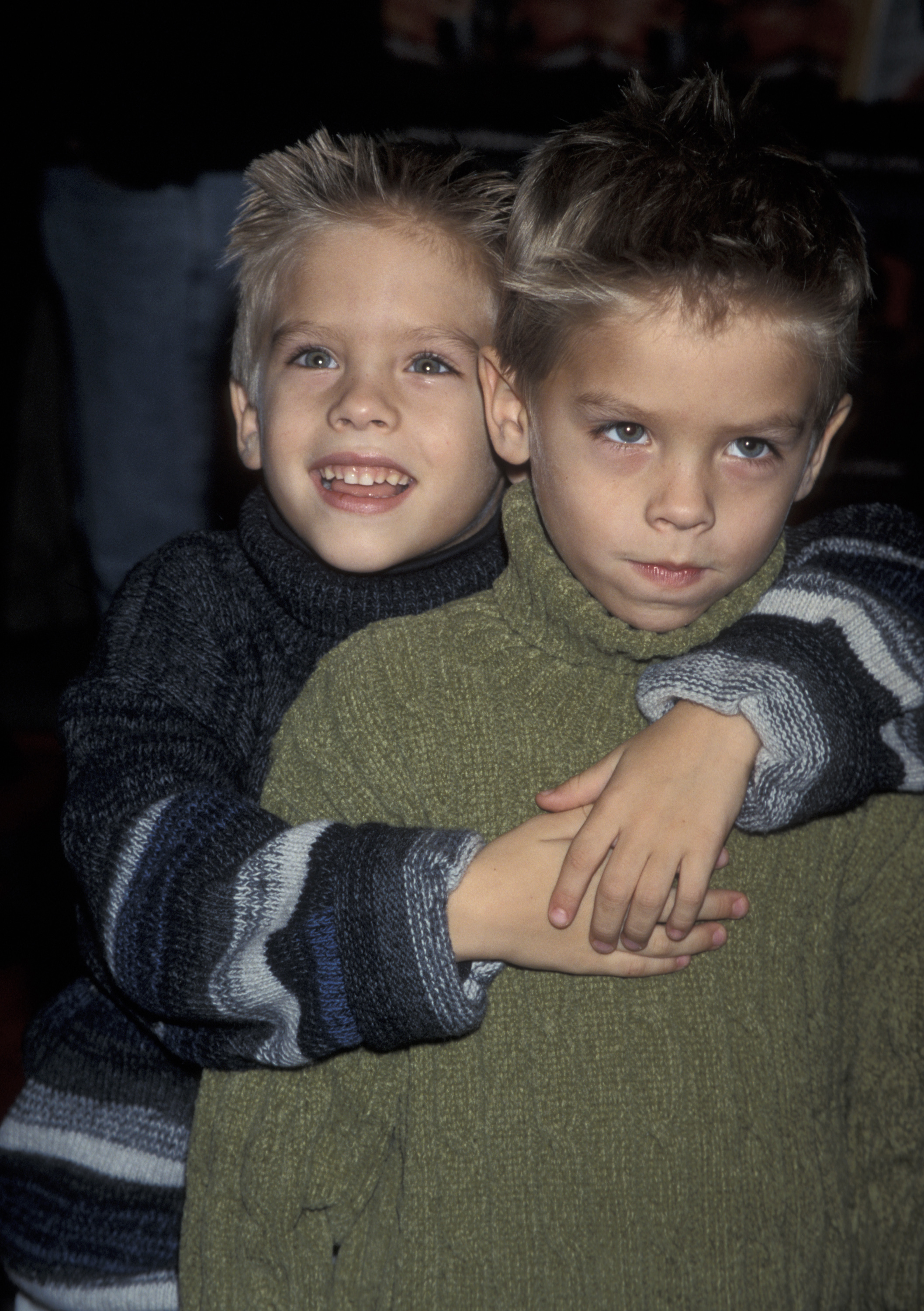 Dylan y Cole Sprouse en el estreno de "The Waterboy" en Nueva York, hacia 1998. | Fuente: Getty Images