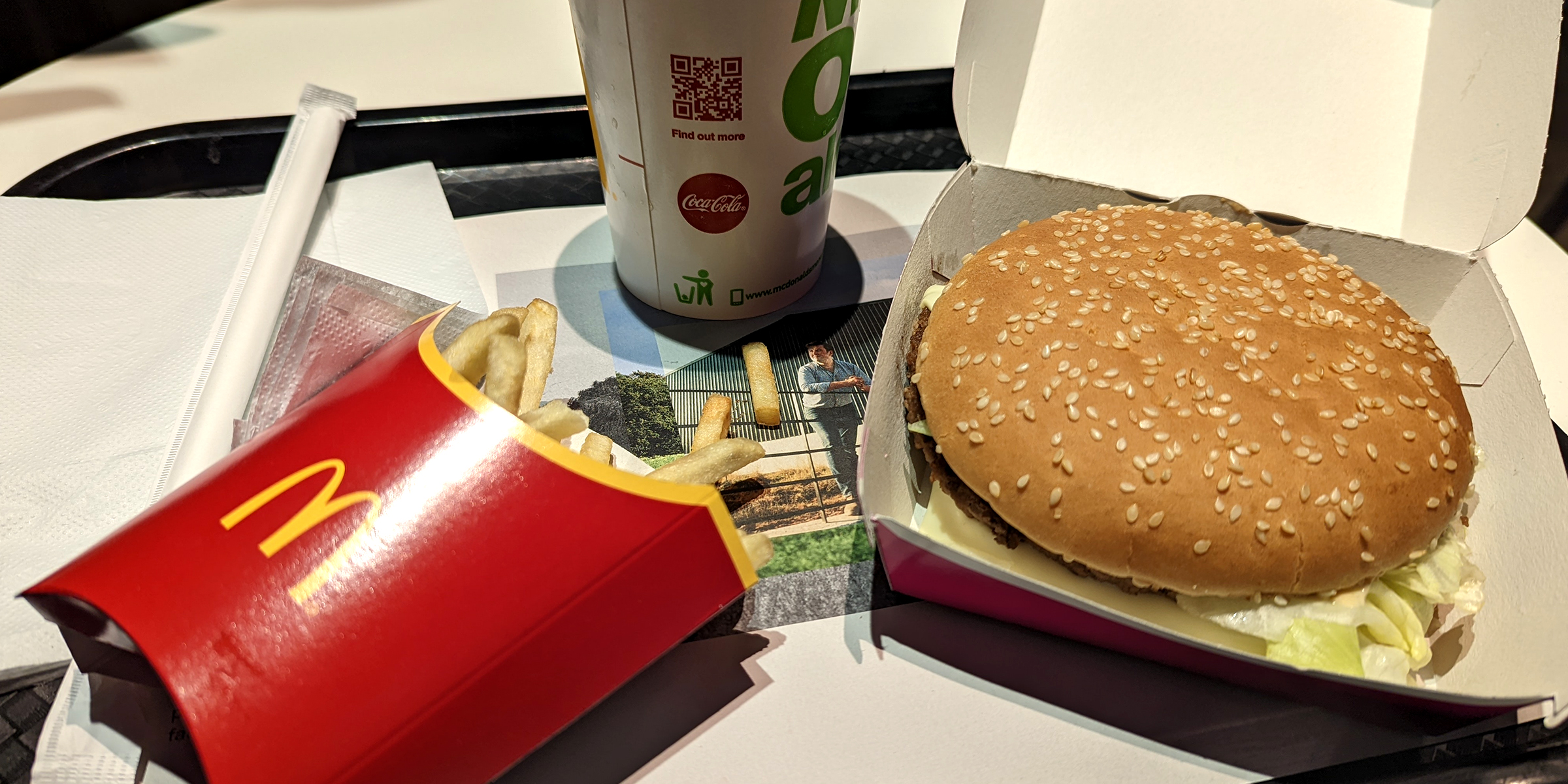 Hamburguesa y patatas fritas en una mesa | Fuente: Flickr.com/daniel0685 (CC BY 2.0)