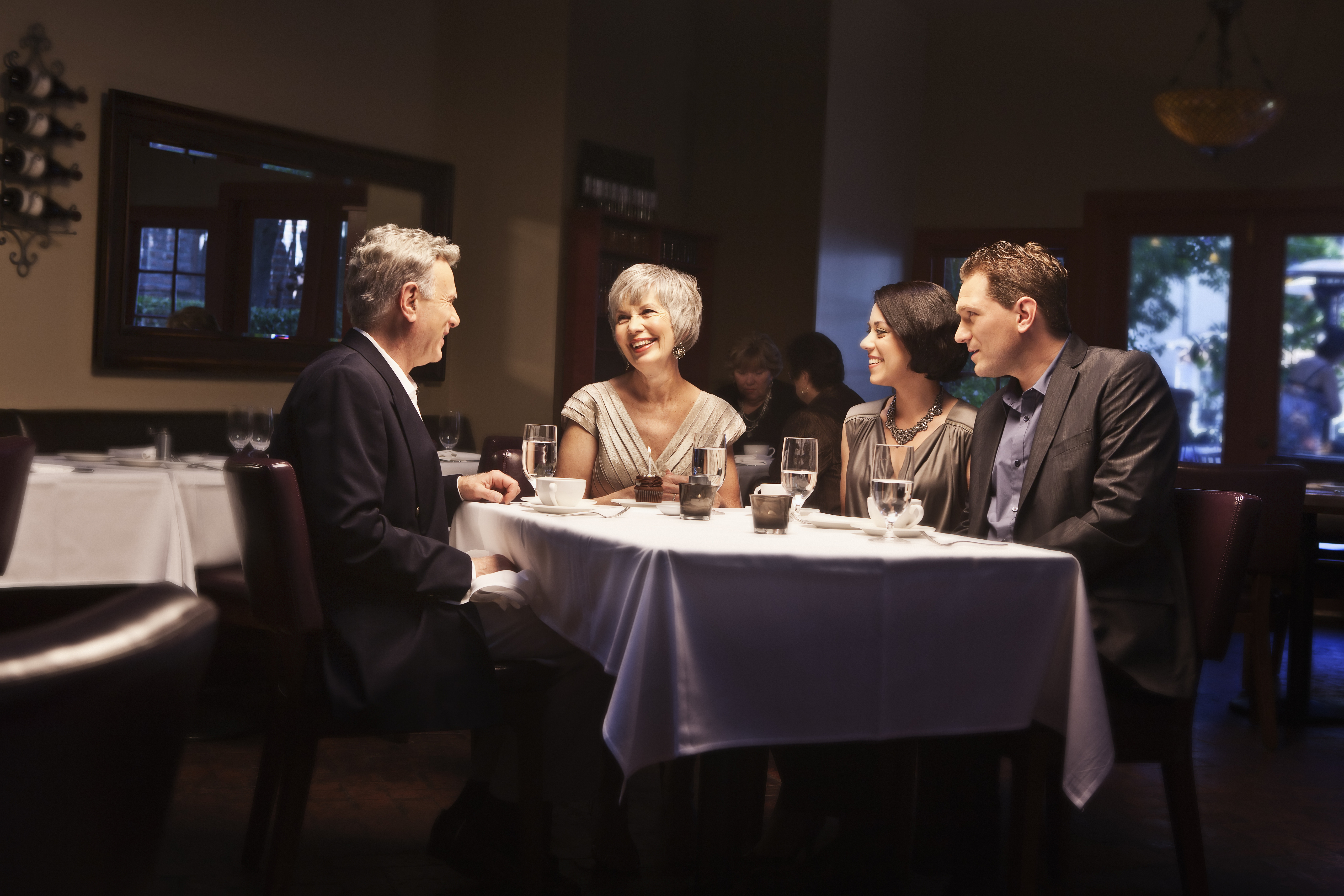 Una pareja cenando con sus padres | Fuente: Getty Images