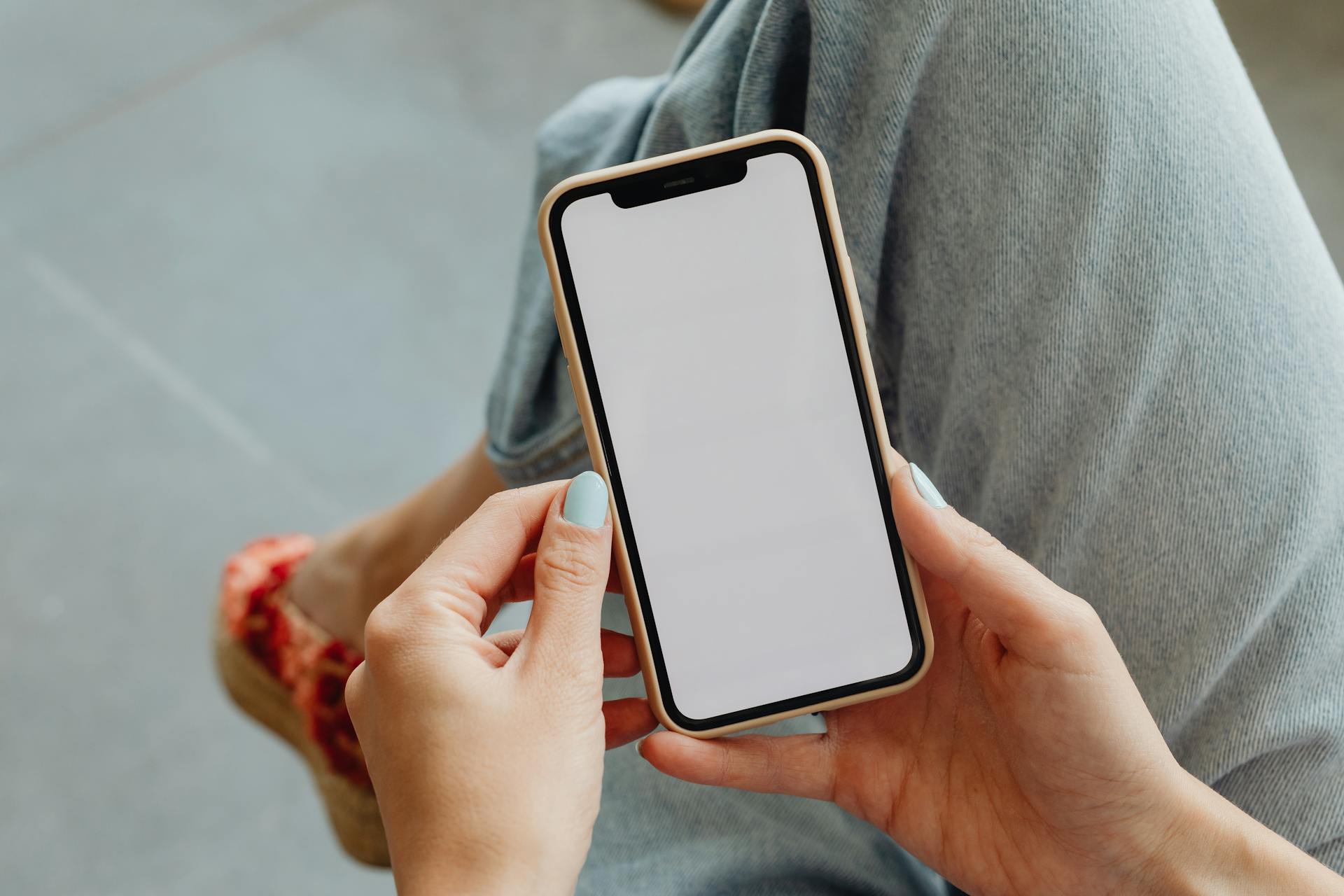Primer plano de una mujer sujetando su teléfono | Fuente: Pexels