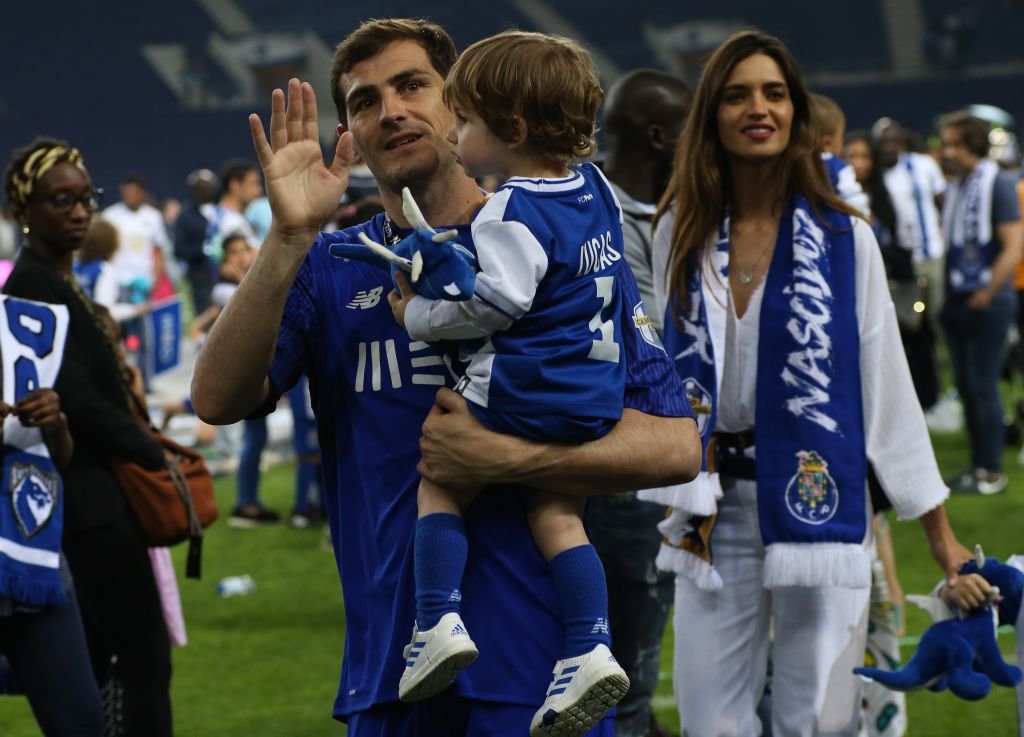 Iker Casillas cargando a su hijo Lucas.l Fuente: Getty Images