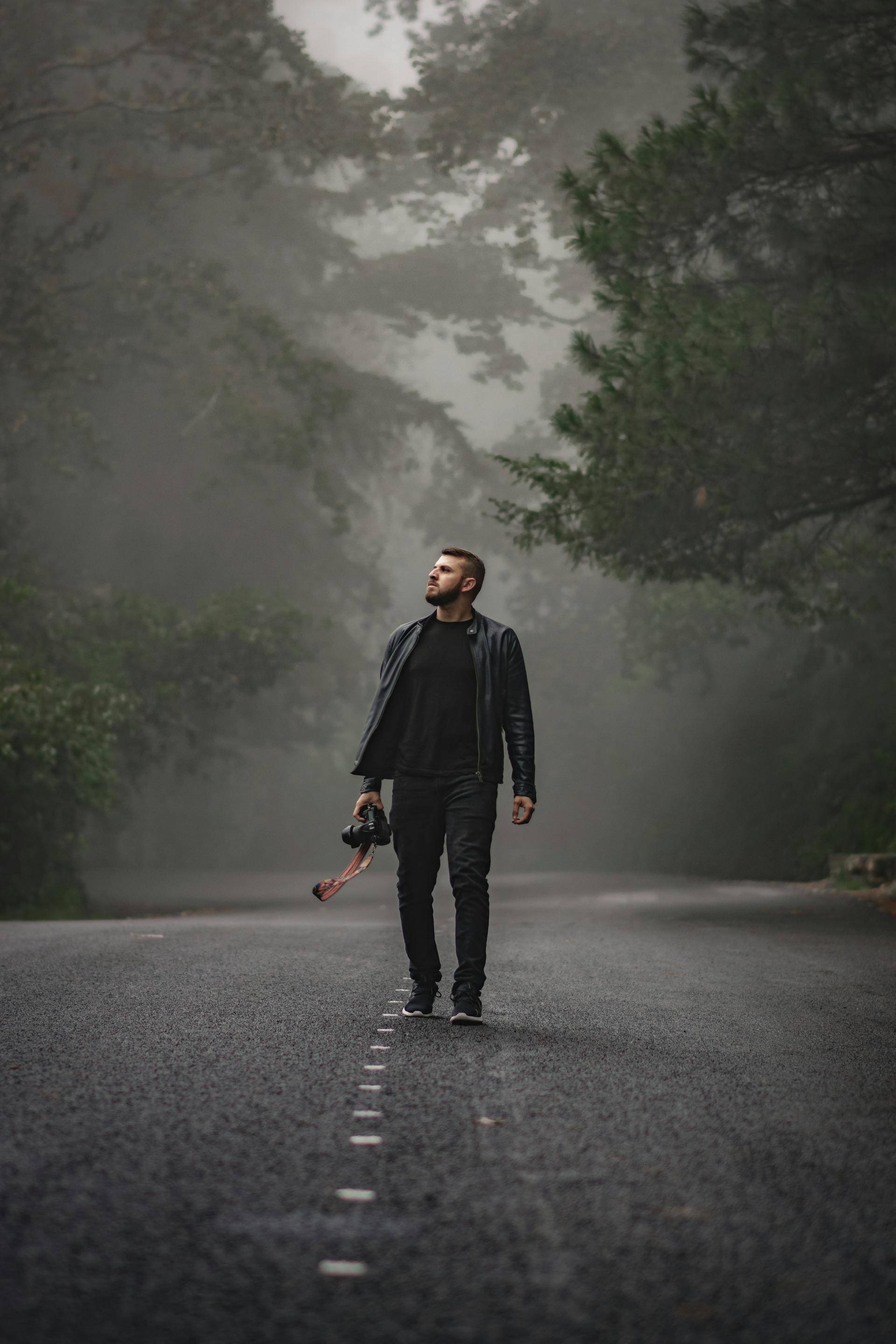 Un hombre caminando por una carretera vacía | Fuente: Pexels