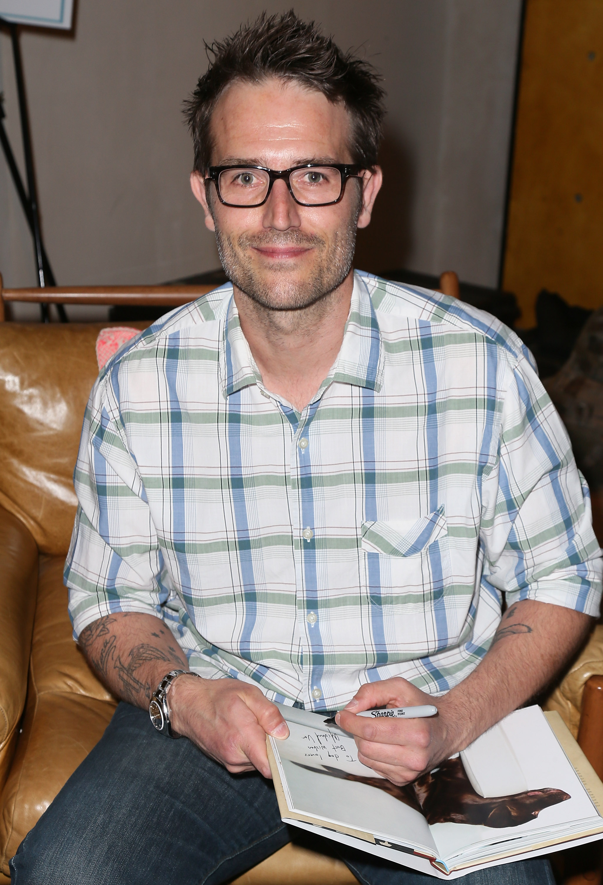 Michael Vartan posa en una firma de libros de "A Letter to My Dog" en Beverly Hills. Vistiendo una camisa a cuadros y sus lentes característicos, luce un estilo informal que reflejaba su creciente enfoque en sus pasiones personales más allá de la actuación.