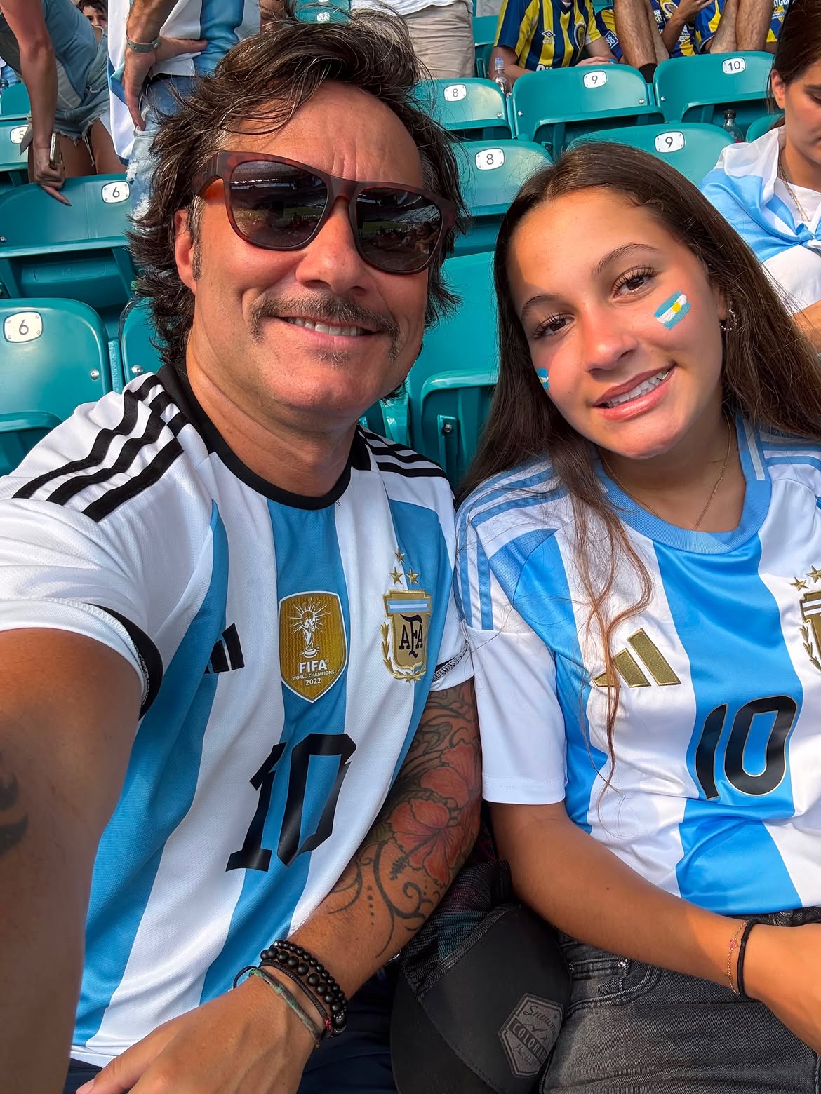Diego Torres y su hija, Nina, en el partido Argentina-Cabo Verde  | Fuente: Instagram/diegotorresmusica