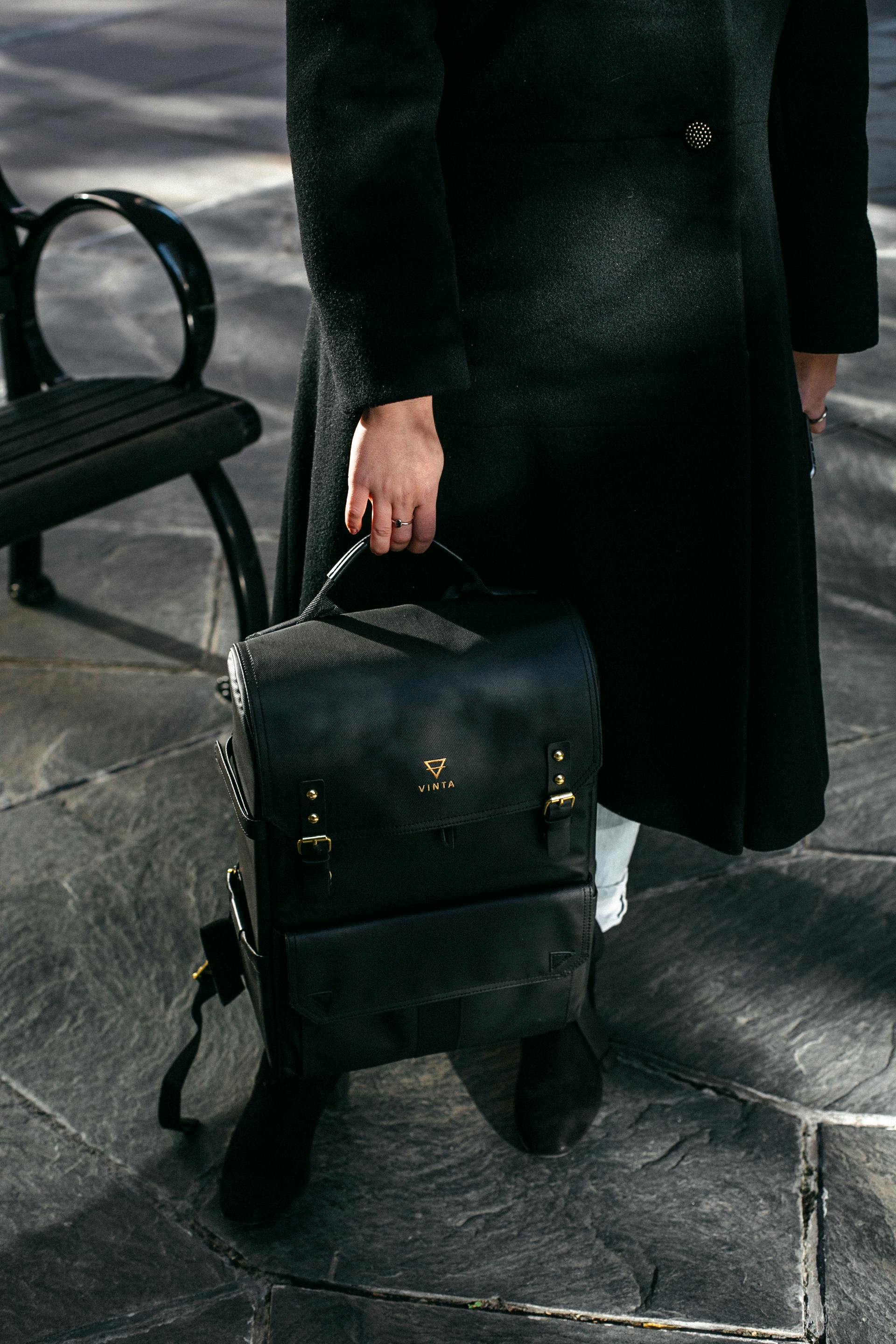 Una mujer con una mochila en la mano | Foto: Pexels