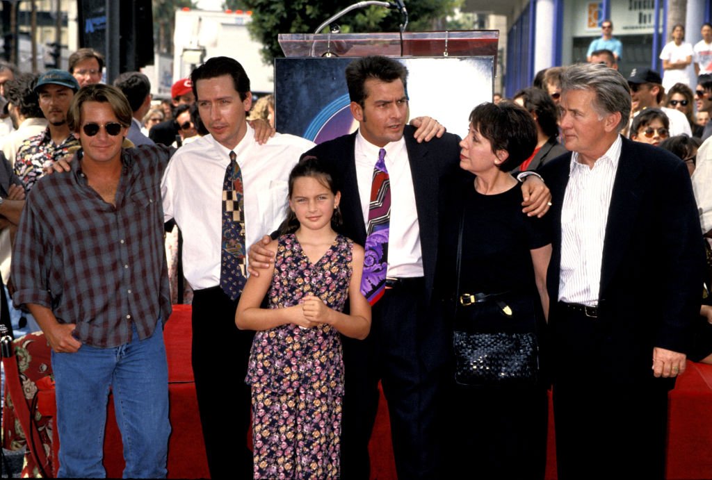 Emilio y Ramón Estévez, Charlie Sheen y su hija, Janet y Martin Sheen, cuando Charlie Sheen fue honrado con una estrella en el Paseo de la Fama de Hollywood | Foto: Getty Images