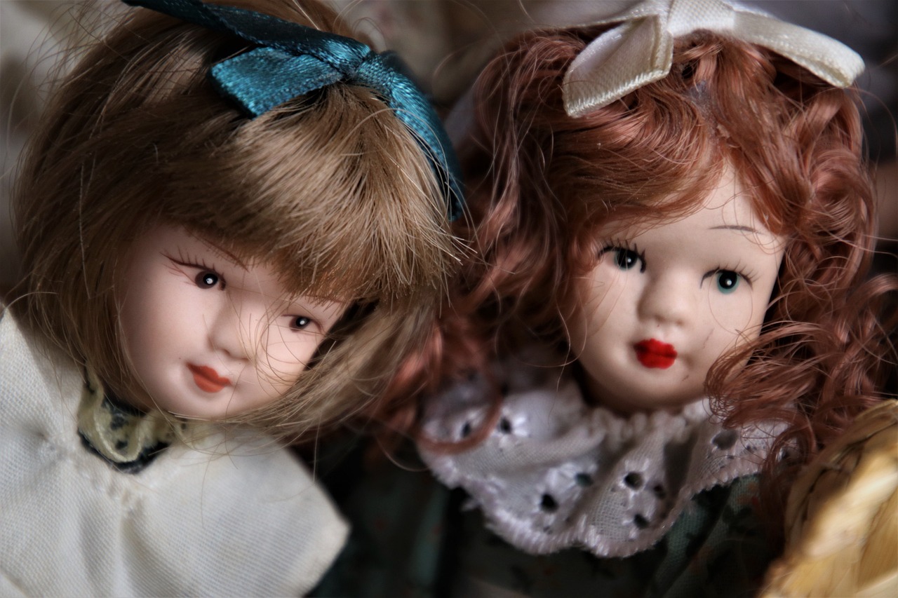 Dos muñecas de porcelana | Foto: Pixabay
