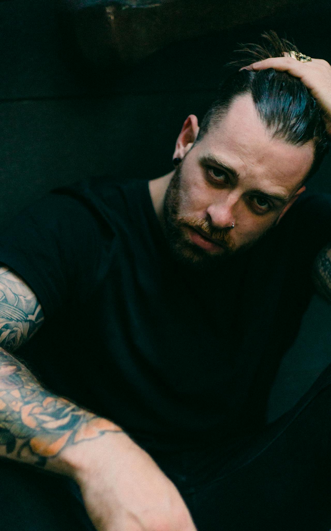 Un hombre con un tatuaje en el brazo | Fuente: Pexels