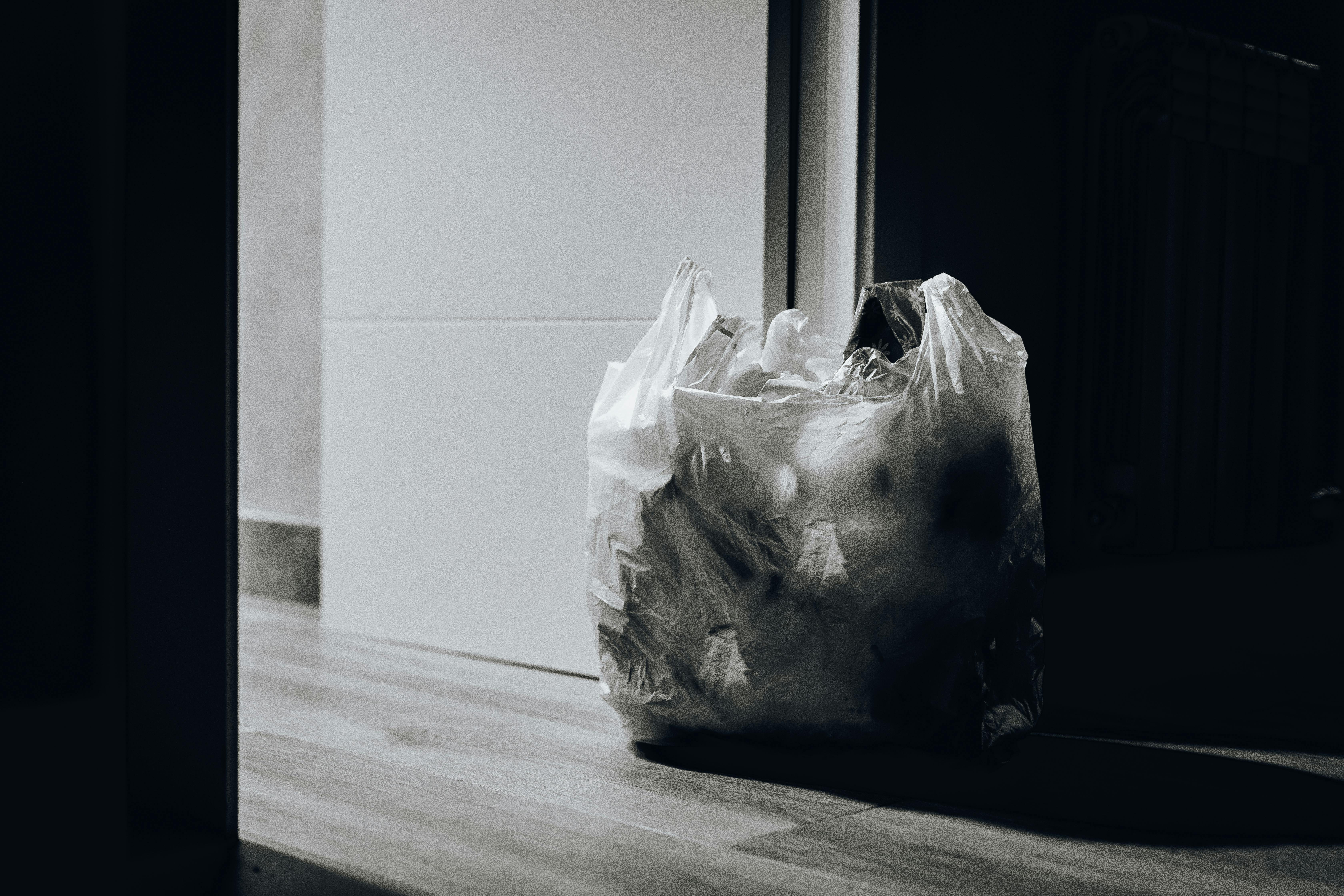 Una bolsa de basura en el suelo | Fuente: Pexels