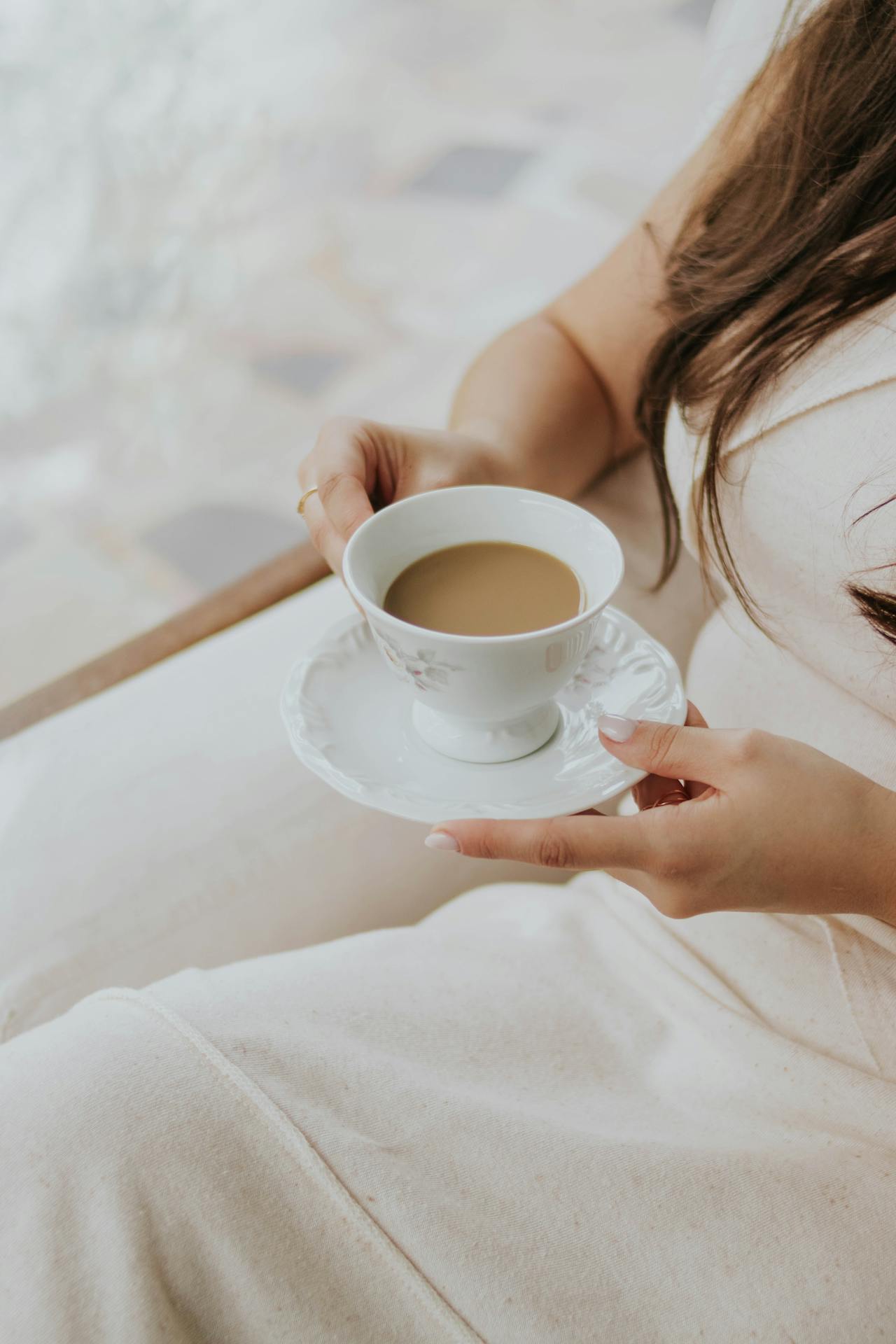 Una mujer sentada con una taza de café | Fuente: Pexels