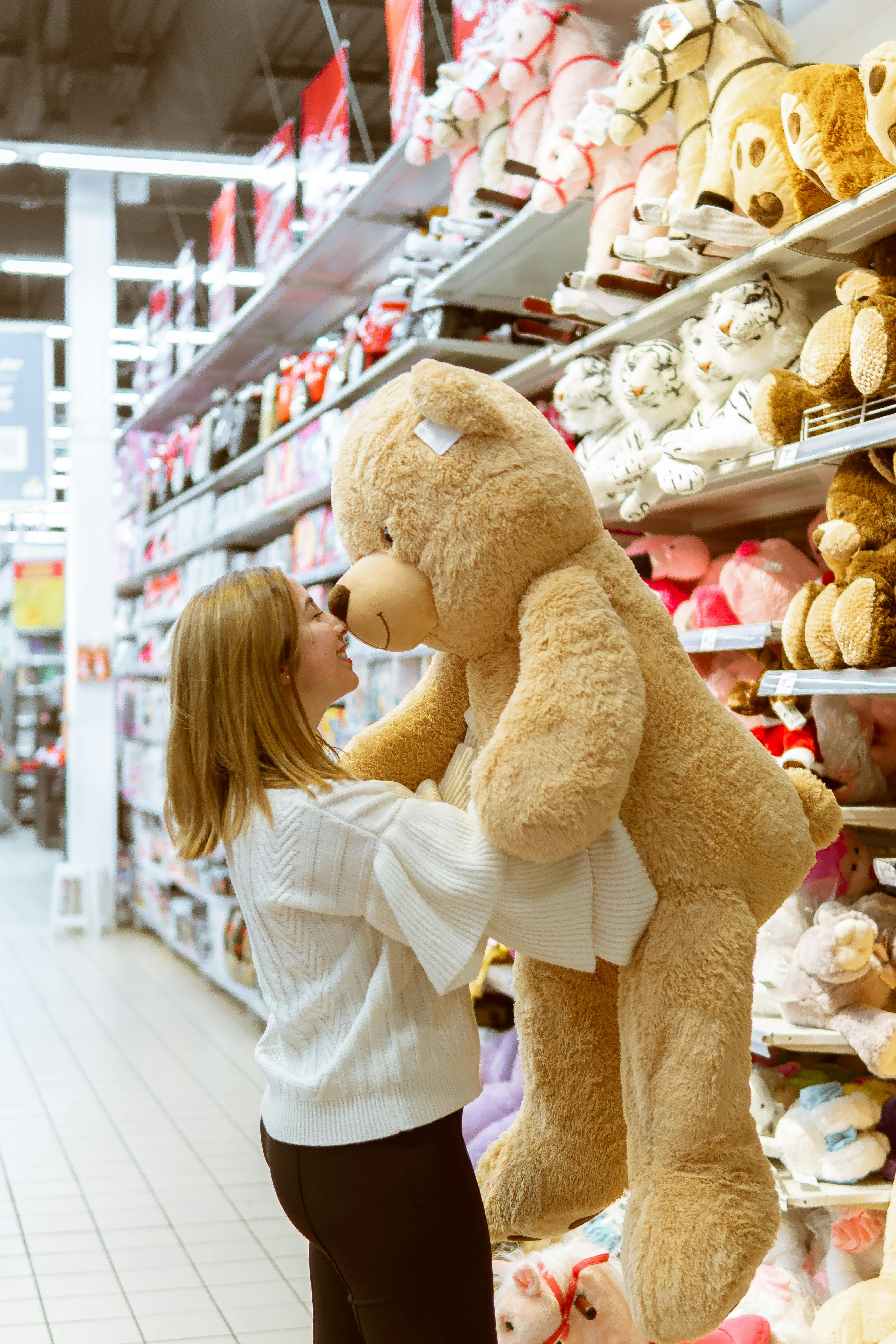 Una mujer abrazando a un oso de peluche | Fuente: Pexels