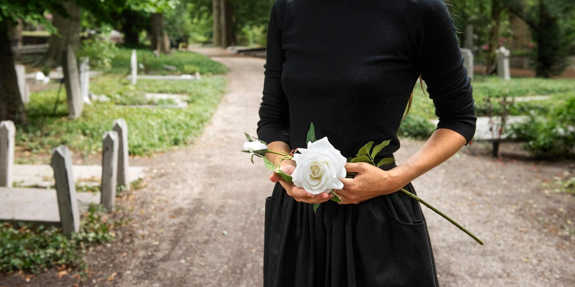 Una mujer de luto en un cementerio | Fuente: Freepik