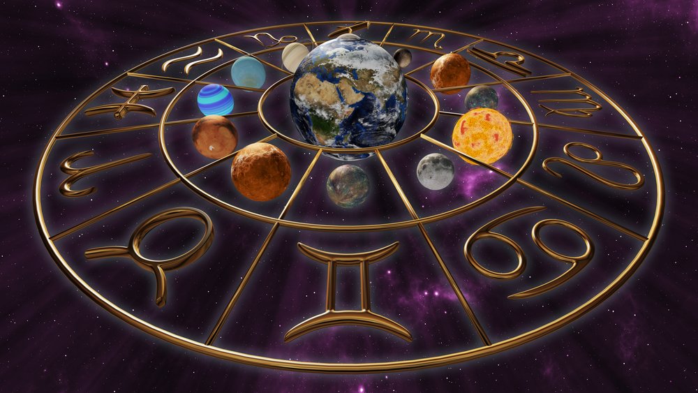 Símbolo místico del horóscopo zodiacal dorado con doce planetas en escena cósmica. | Fuente: Shutterstock