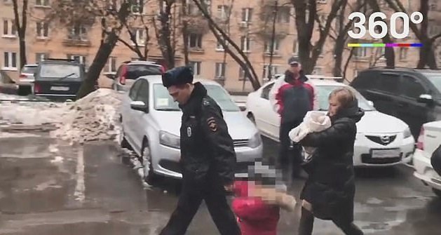 Autoridades sacando a los hijos de Barnokhon de su casa | Foto: YouTube/Телеканал 360°