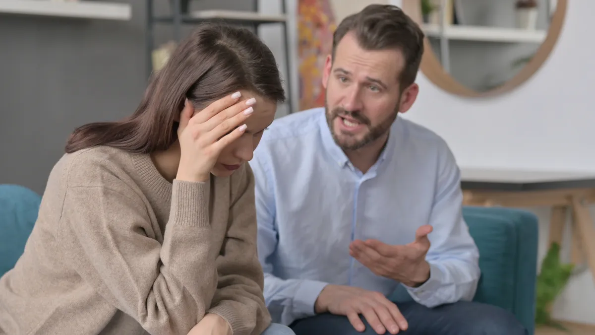 Un hombre defendiéndose en una discusión | Fuente: Shutterstock