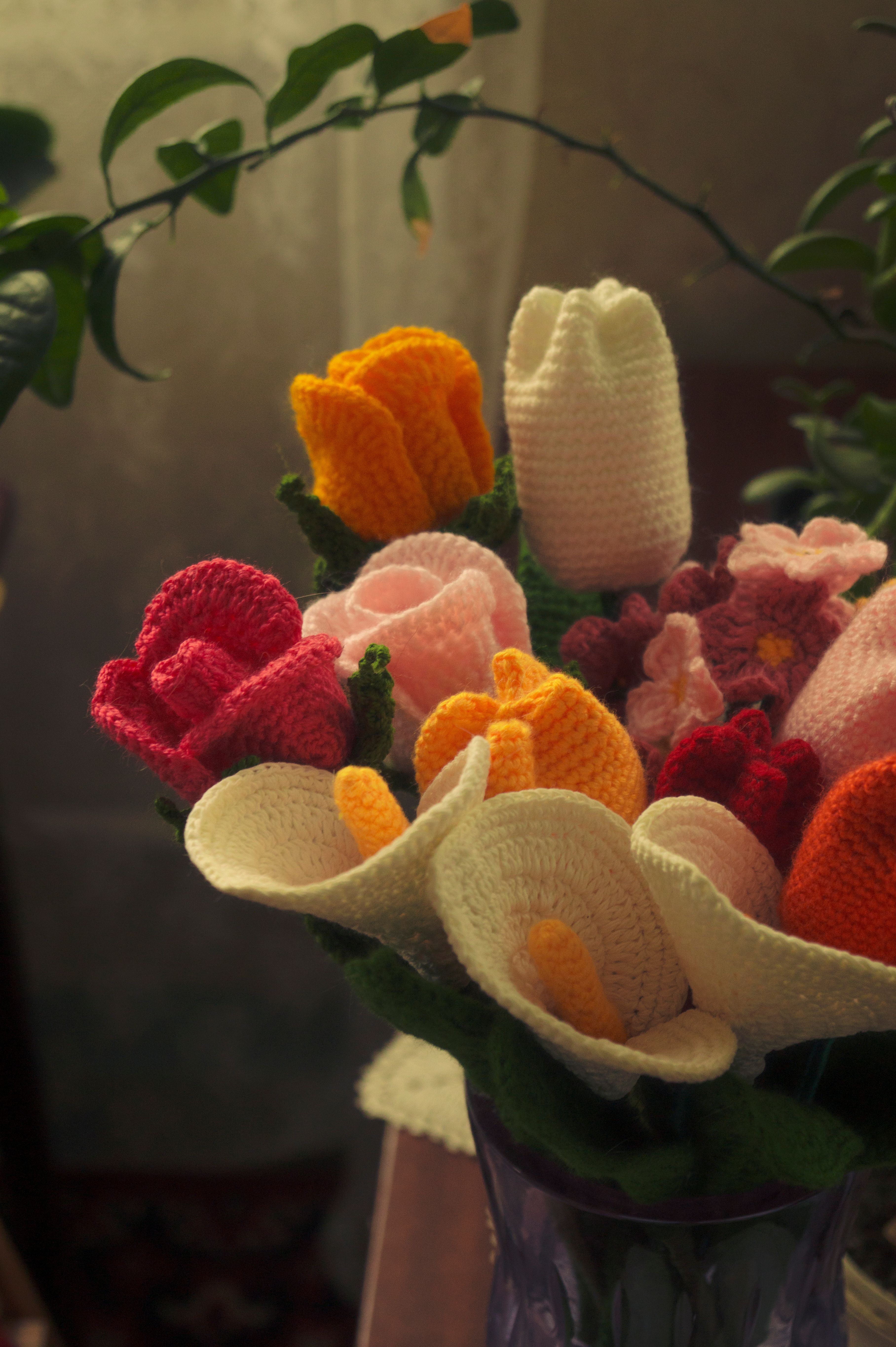 Un alegre ramo de flores de ganchillo de distintos colores, dispuestas en un jarrón | Fuente: Pexels