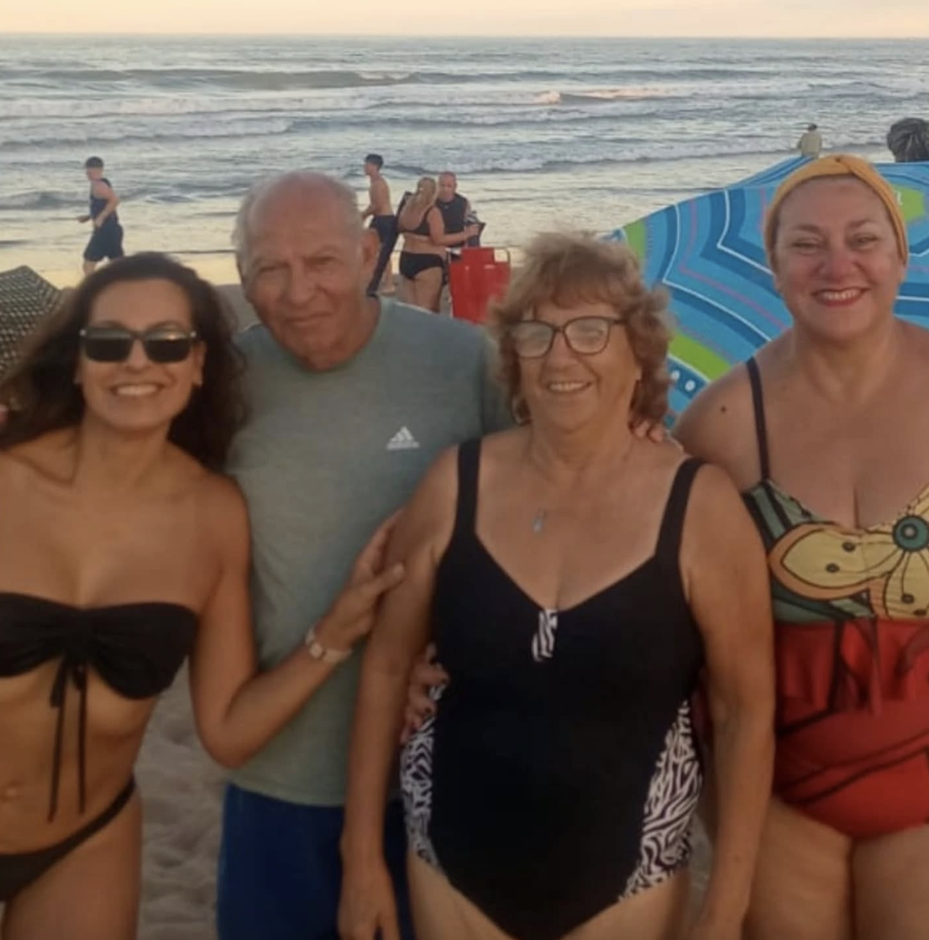 Laura Fernanda Leguizamón aparece con miembros de su familia en una foto compartida el 1 de marzo de 2025 | Fuente: Facebook/laura.leguizamon.1044