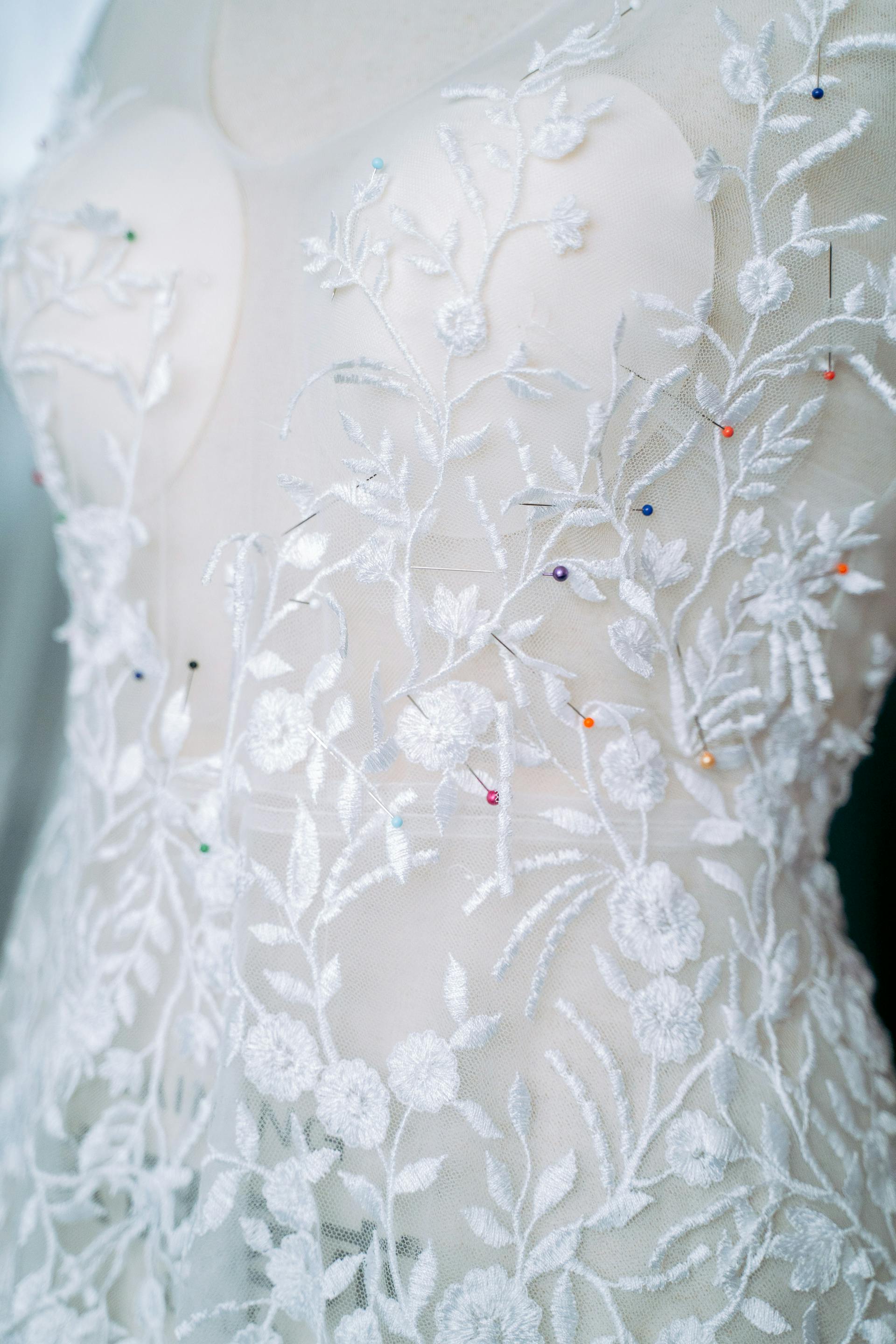 Primer plano de un vestido de novia | Fuente: Pexels
