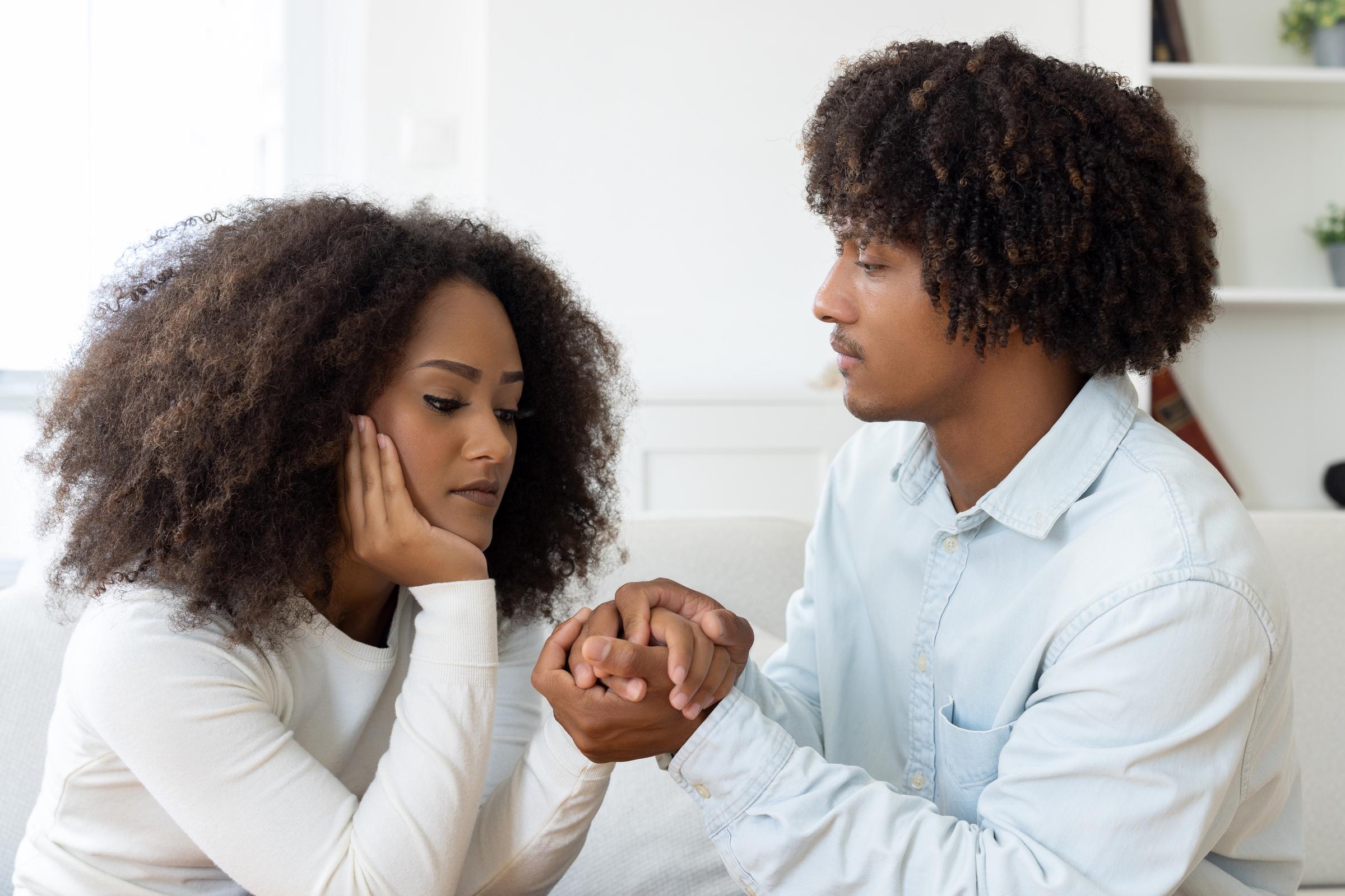 Un joven pidiendo disculpas a su pareja | Fuente: Getty Images