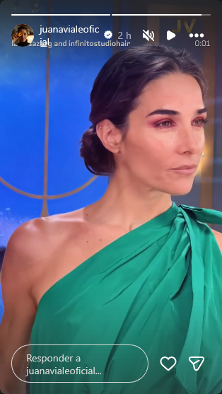 Juana Viale modelando el vestido verde de la diseñadora Evangelina Bomparola que lució en su programa "Almorzando con Juana" | Fuente: Instagram Stories/juanavialeoficial