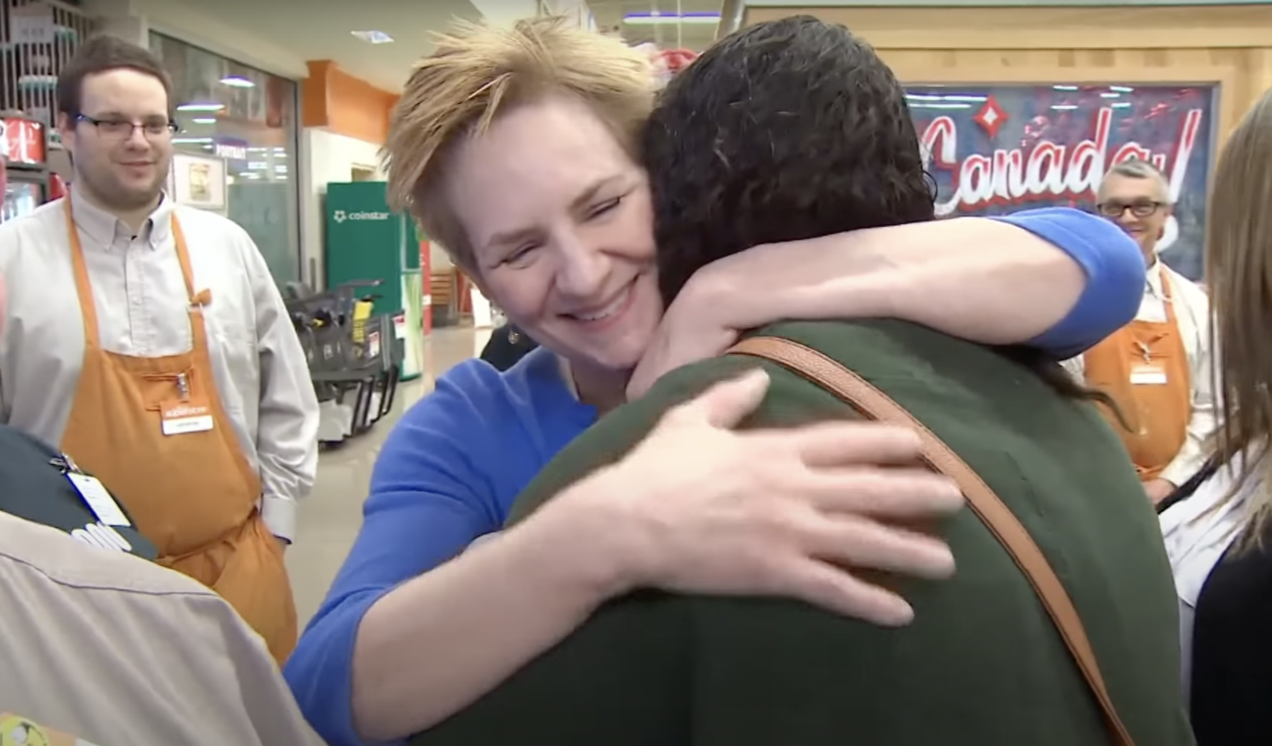 Ashleigh Miller-Cross abraza a una de las empleadas de la tienda que le ayudaron a dar a luz | Foto: YouTube.com/CBC Nueva Escocia
