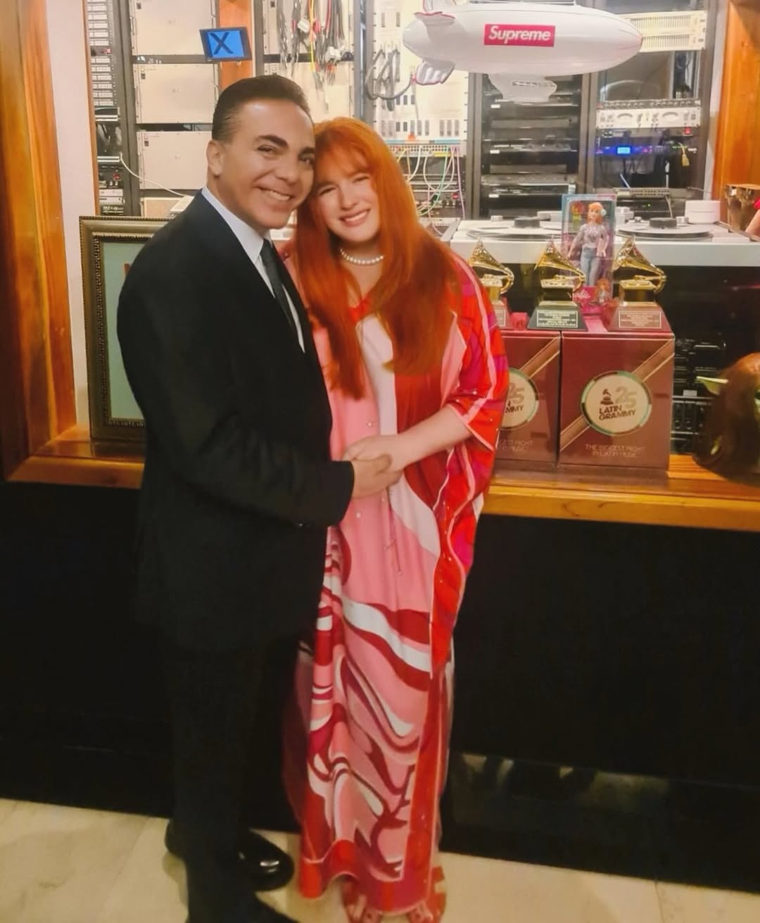 Victoria Kühne y Cristian Castro posando juntos mientras sonríen | Fuente: Instagram/ victoriarecords
