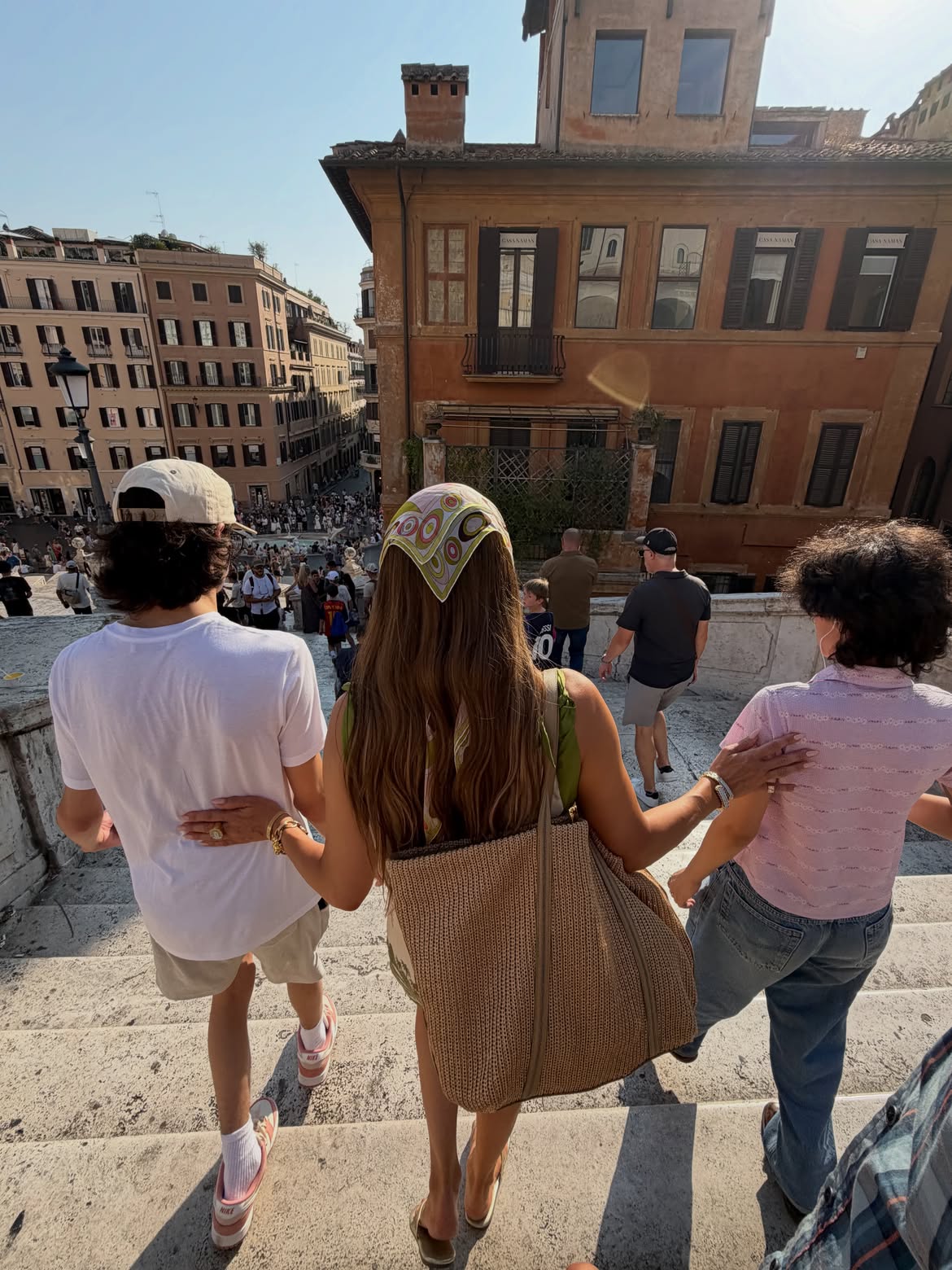 Jennifer Lopez junto a sus hijos Max y Emme, quien se hace llamar Oskar, durante su viaje por Italia | Fuente: Instagram/jlo