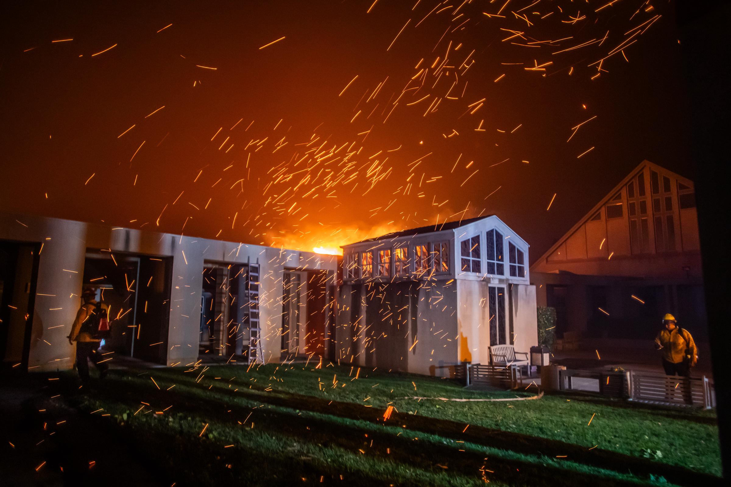 Un bombero trabaja frente a la Iglesia Presbiteriana de Pacific Palisades mientras está envuelta en llamas durante una fuerte tormenta de viento el 8 de enero de 2025, en Los Ángeles, California. | Fuente: Getty Images