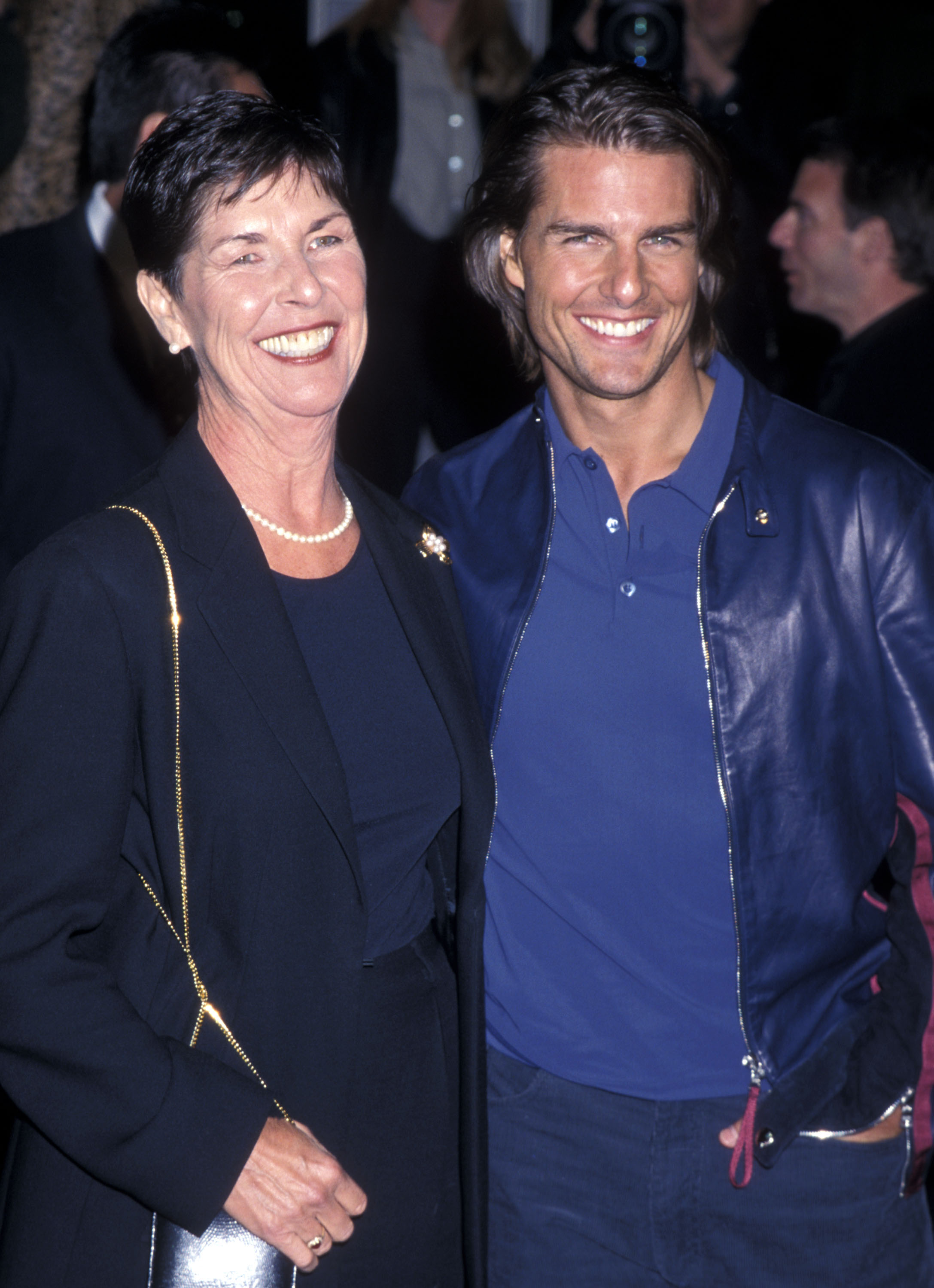 Tom Cruise y Mary Lee South asisten al estreno de 'Magnolia' en Westwood, California, el 8 de diciembre de 1999 | Fuente: Getty Images