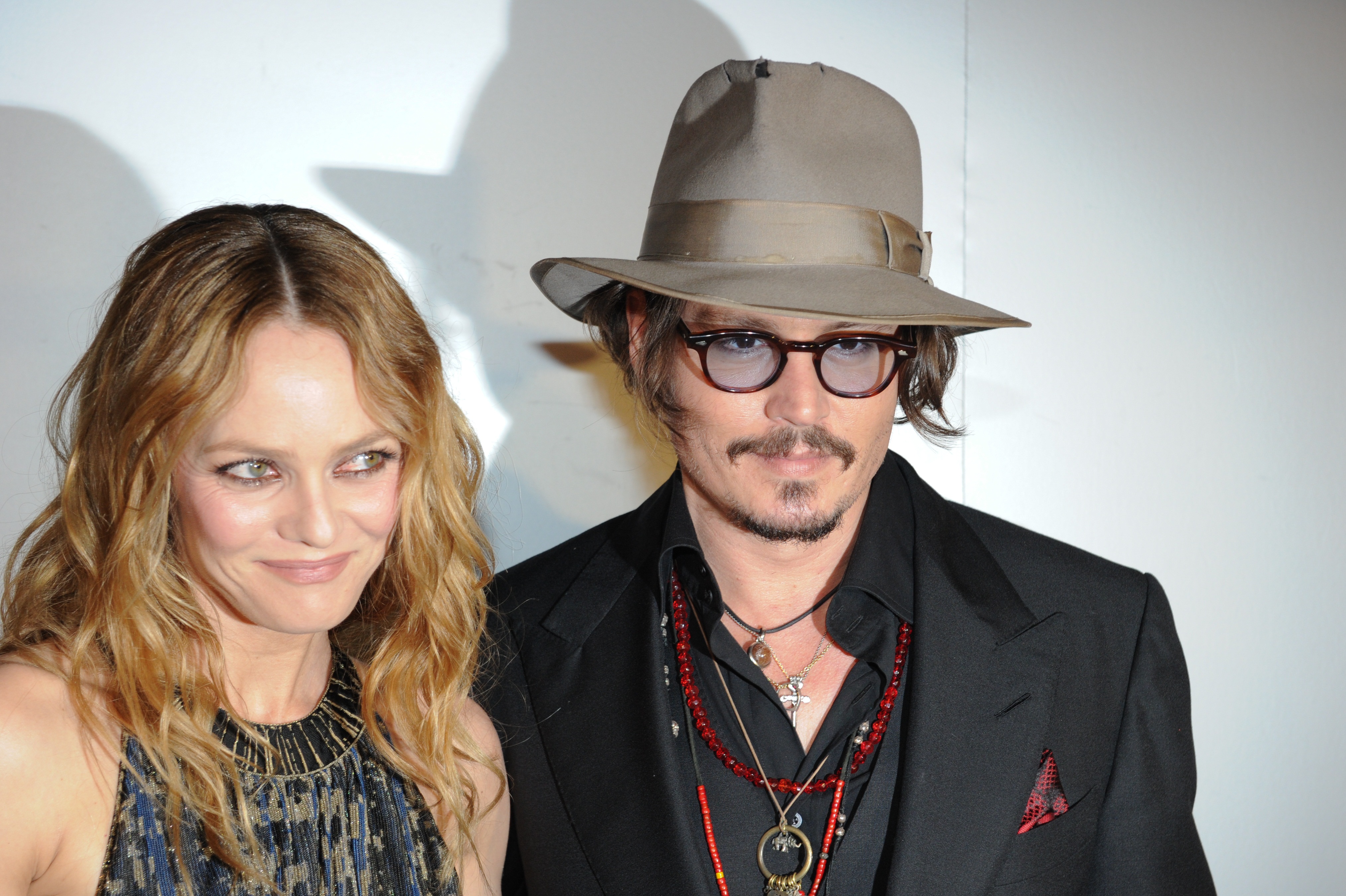 Vanessa Paradis y Johnny Depp asisten a la cena Figaro Madame/Chanel durante el 63º Festival de Cine de Cannes el 18 de mayo de 2010, en Cannes. | Fuente: Getty Images