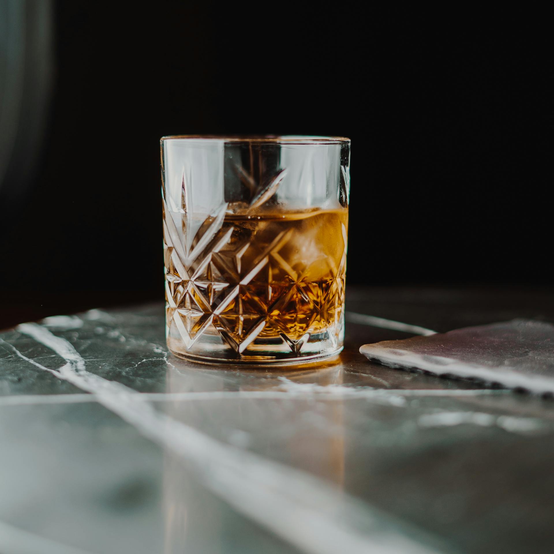 Un vaso de whisky | Fuente: Pexels