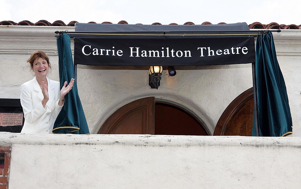 Martha Williamson, miembro de la junta de Pasadena Playhouse, dedica el Teatro Carrie Hamilton. | Imagen: Getty Images