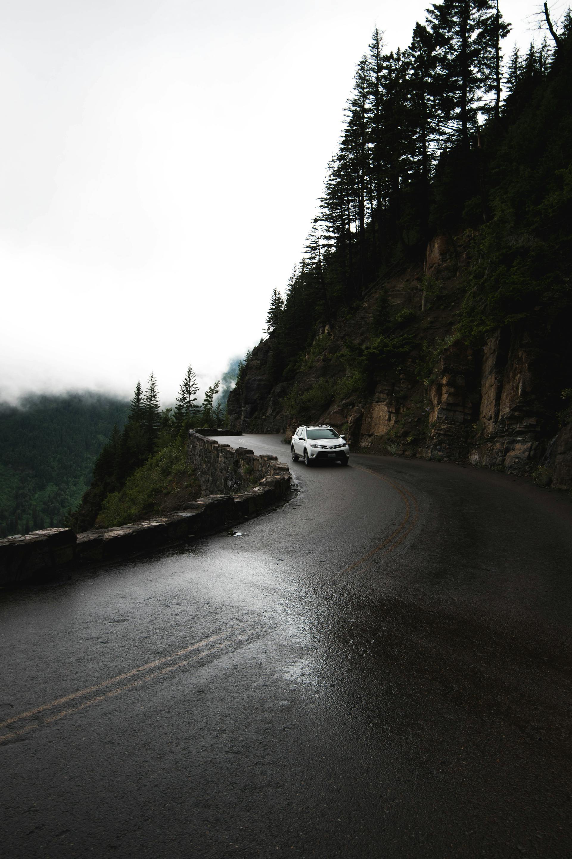 Un Automóvil circulando por una carretera de montaña | Fuente: Pexels