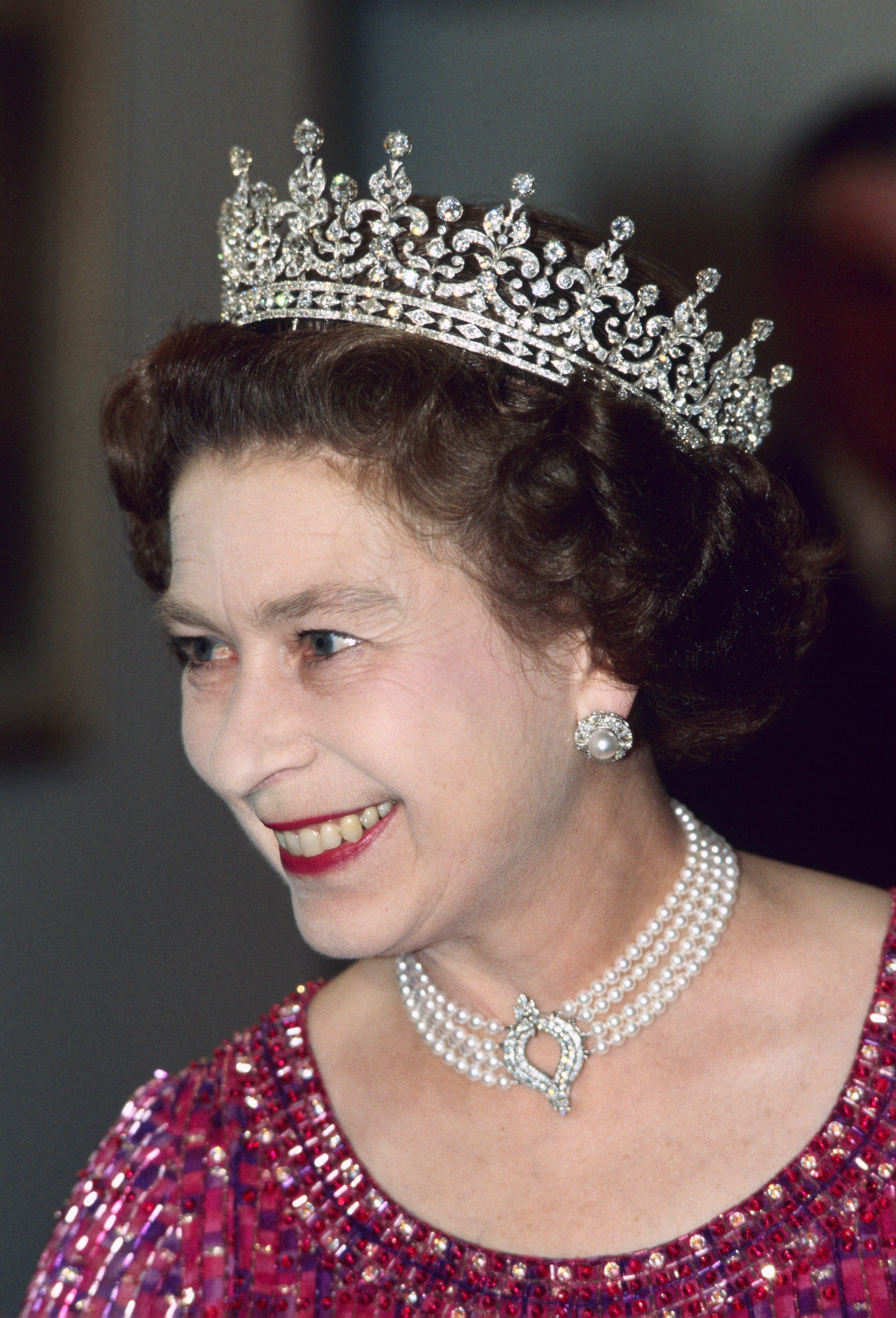 La reina Elizabeth II luce un collar de perlas y diamantes de cuatro hilos con la "Tiara de la Abuela" en un evento en Bangladés el 16 de noviembre de 1983. | Fuente: Getty Images